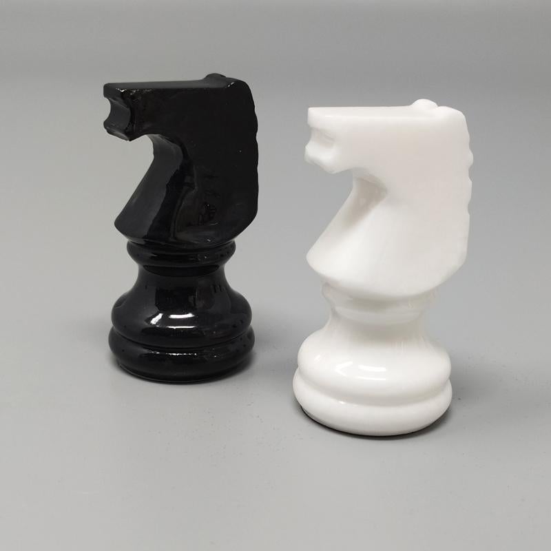 Ensemble d'échecs noir et blanc des années 1970 en albâtre Volterra, fabriqué à la main en Italie en vente 3