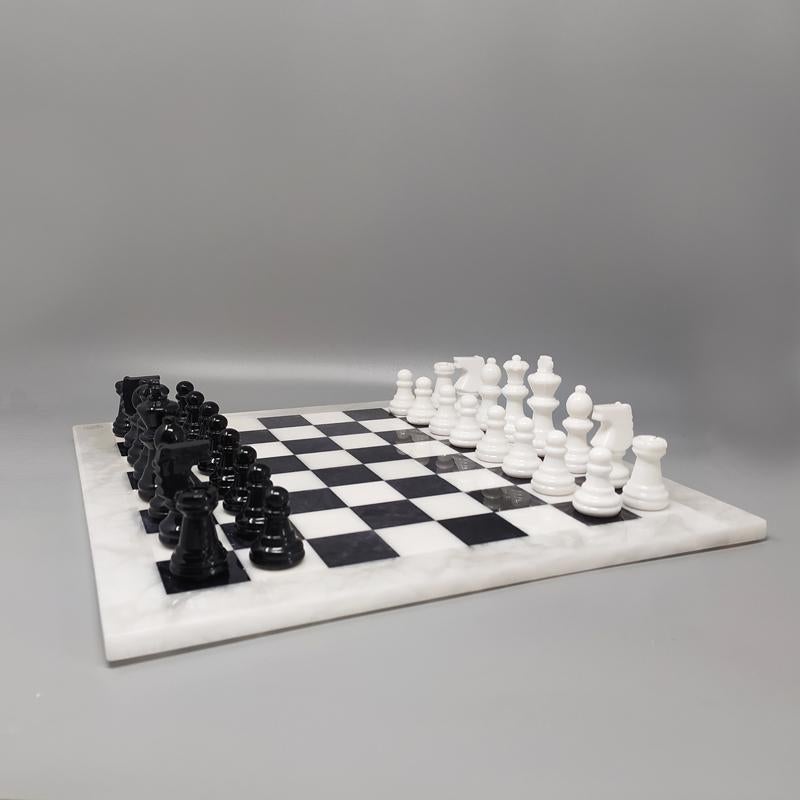1970 Magnifique jeu d'échecs noir et blanc en albâtre de Volterra fait à la main en excellent état. Fabriquées en Italie. Ce jeu d'échecs est génial
Dimensions :
14,56
