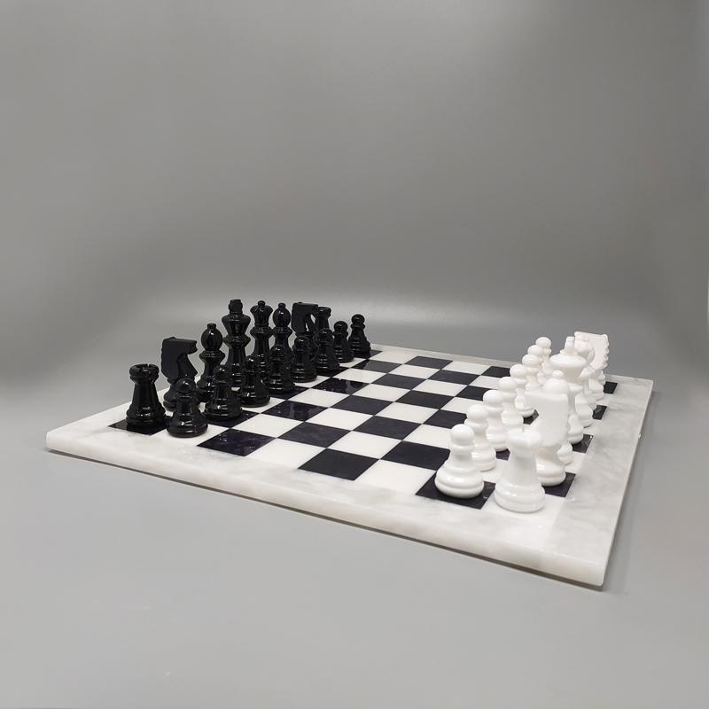 Mid-Century Modern Ensemble d'échecs noir et blanc des années 1970 en albâtre Volterra, fabriqué à la main en Italie en vente
