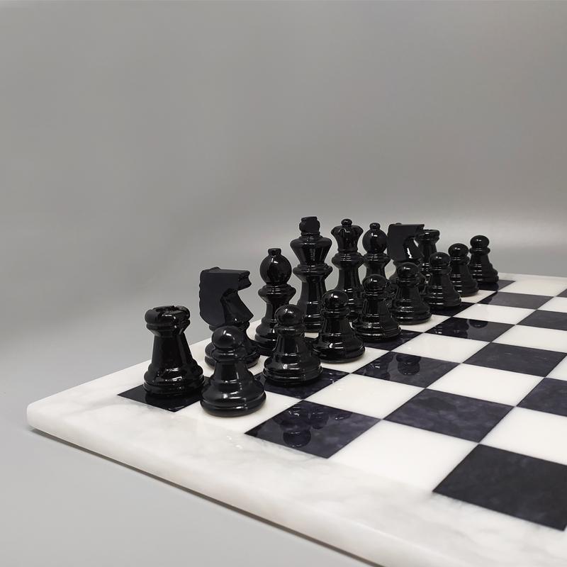 italien Ensemble d'échecs noir et blanc des années 1970 en albâtre Volterra, fabriqué à la main en Italie en vente