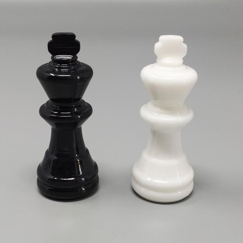 Albâtre Ensemble d'échecs noir et blanc des années 1970 en albâtre Volterra, fabriqué à la main en Italie en vente