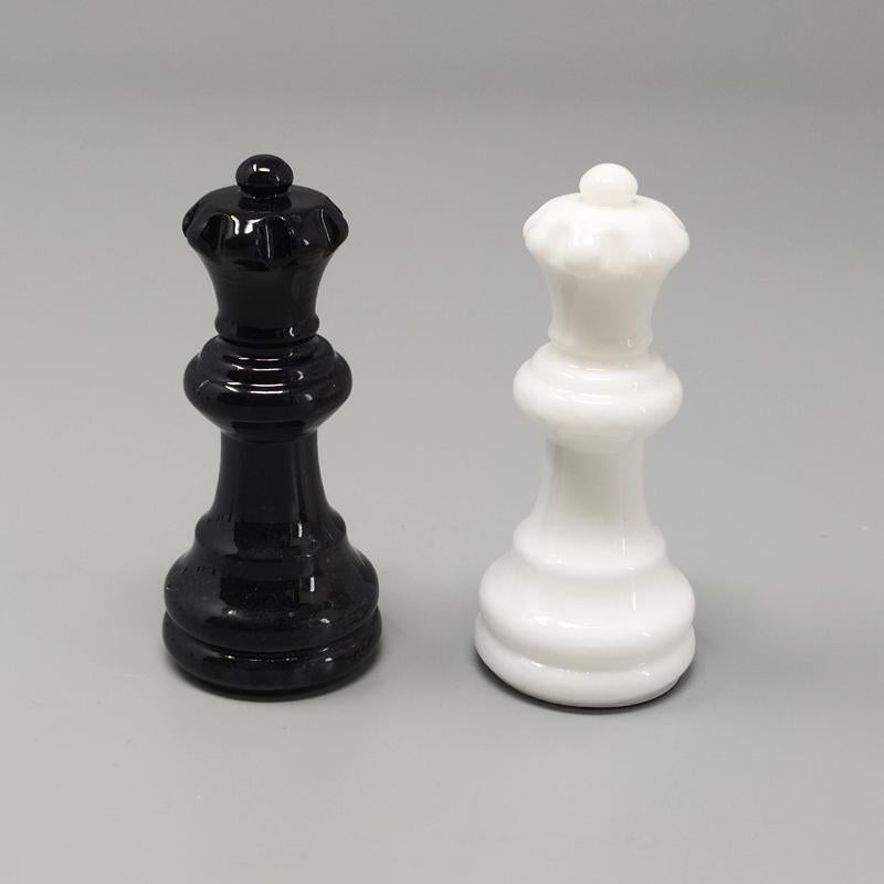 Ensemble d'échecs noir et blanc des années 1970 en albâtre Volterra, fabriqué à la main en Italie en vente 1