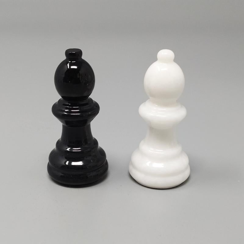 Ensemble d'échecs noir et blanc des années 1970 en albâtre Volterra, fabriqué à la main en Italie en vente 2