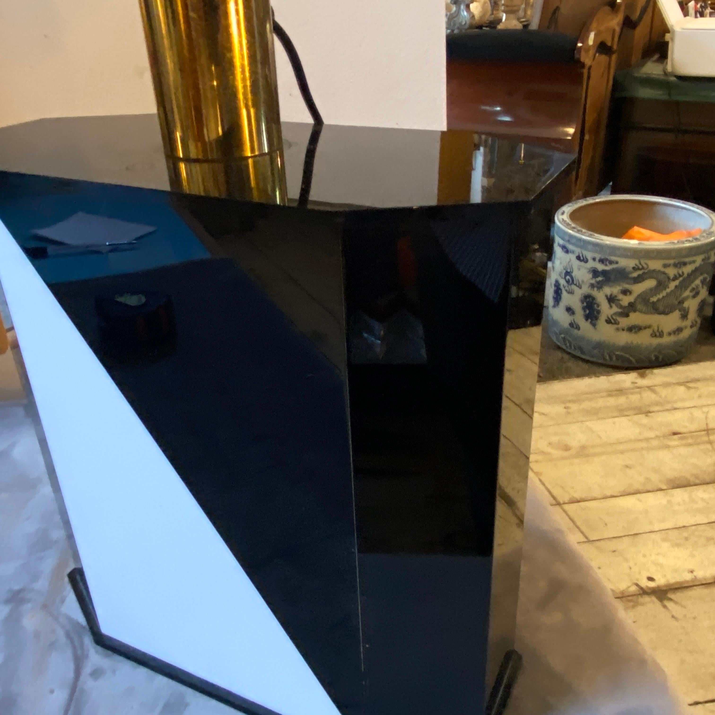 A stylish modernist black and white plexiglass table lamp with original silk lampshade. The table lamp has been designed and manufactured in Italy in the Seventies. Dimension of the lamp without lampshade are height 37 cm width cm26, depth cm 11, it