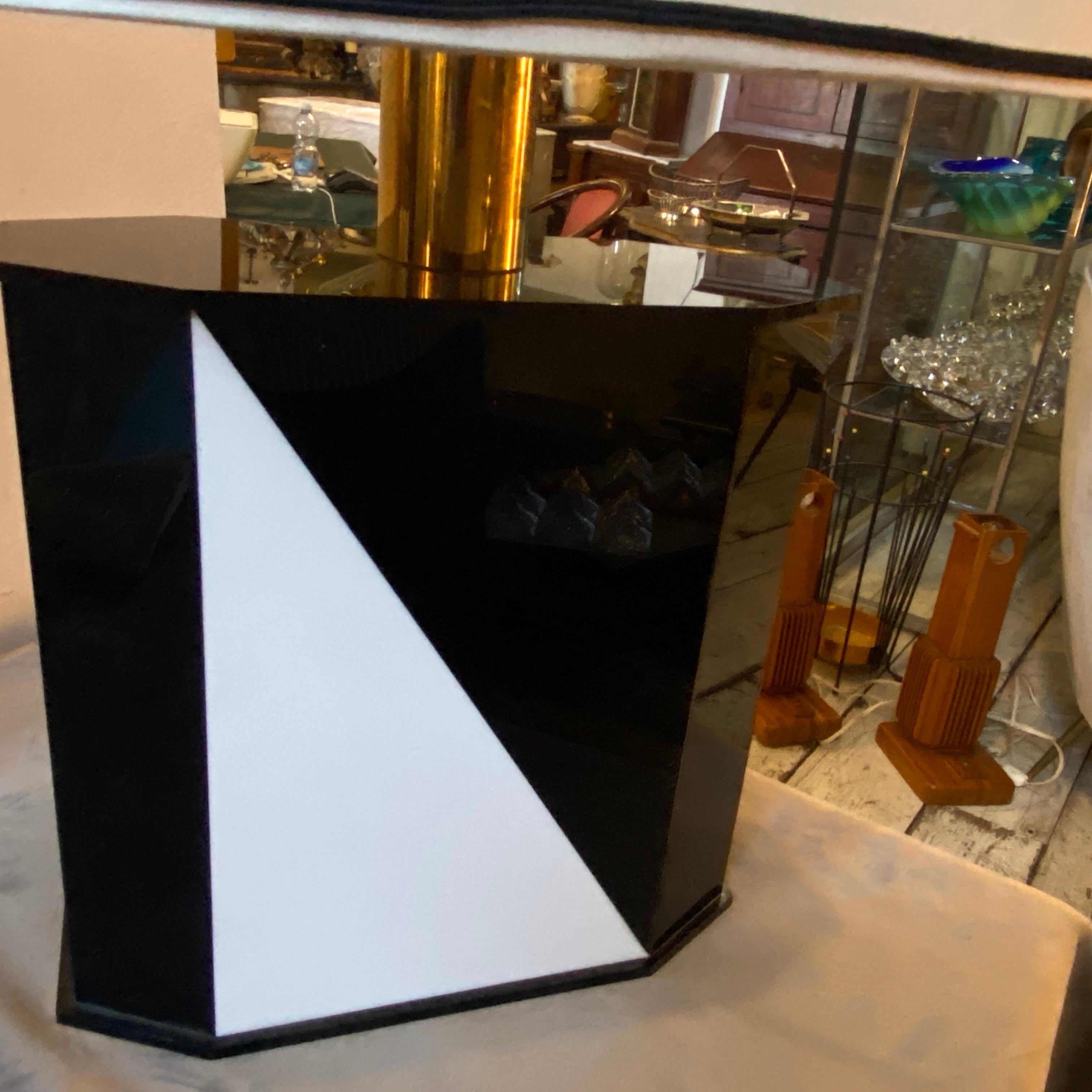 1970s Modernist Black and White Plexiglass Italian Table Lamp In Good Condition For Sale In Aci Castello, IT