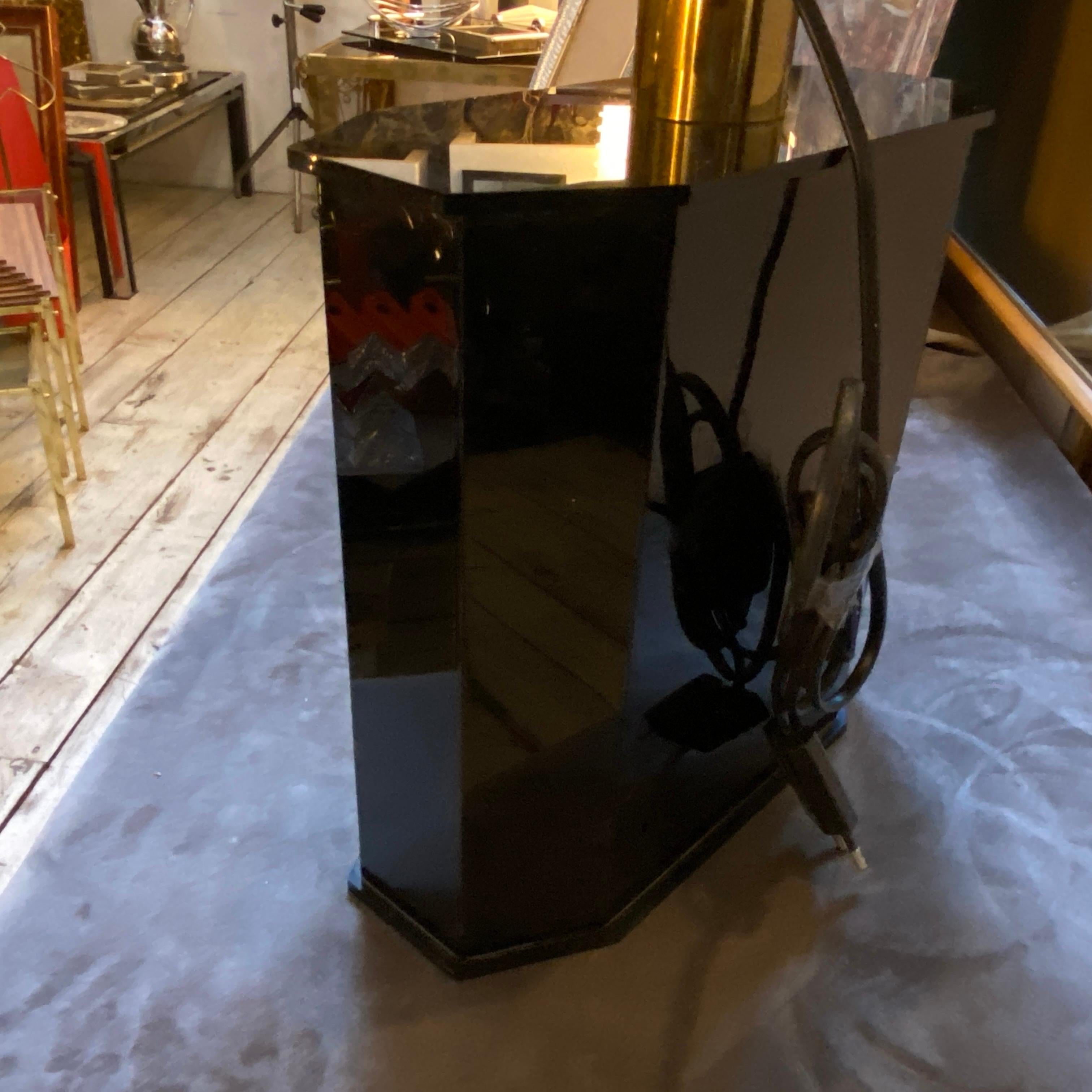 1970s Modernist Black and White Plexiglass Italian Table Lamp For Sale 4