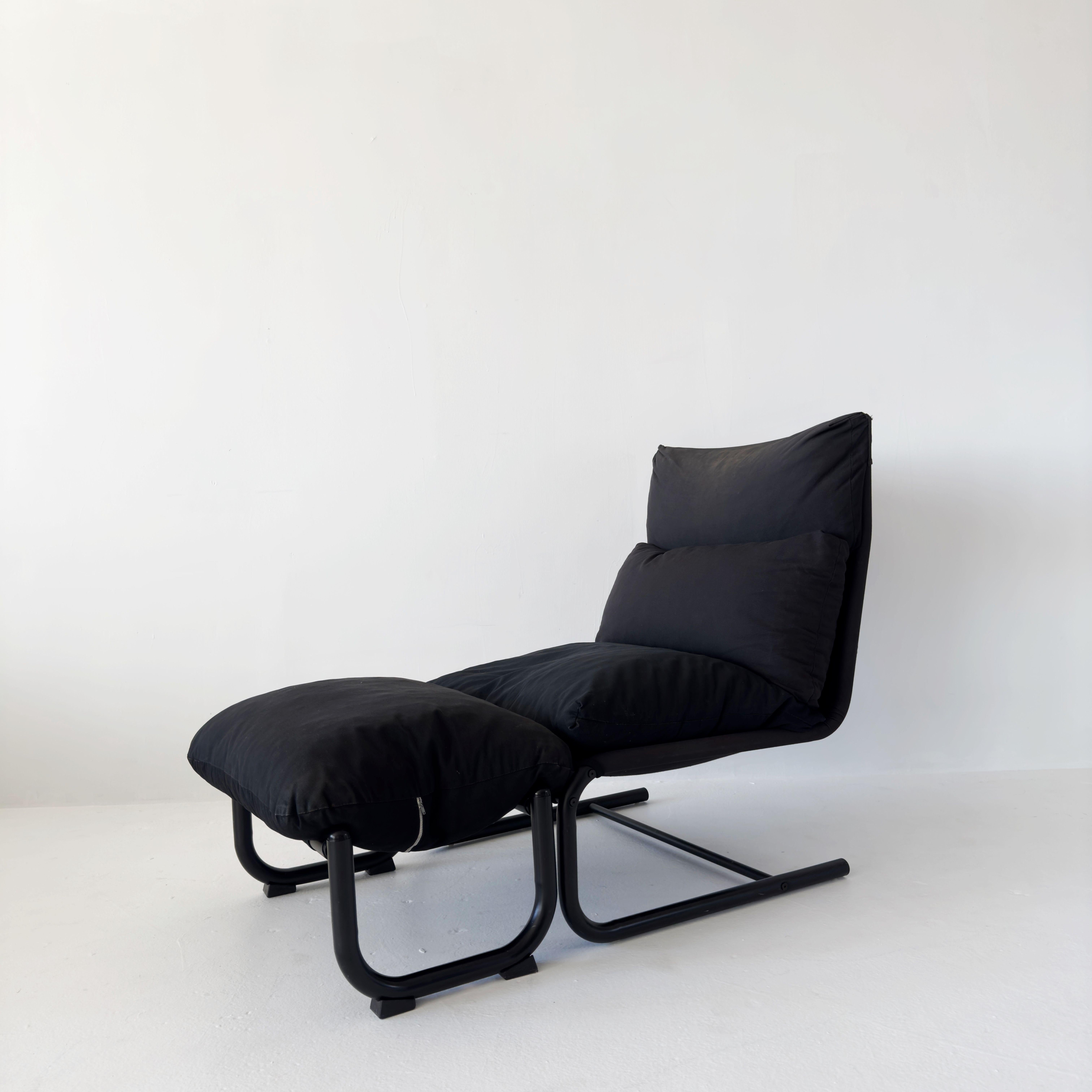 Chaise longue en porte-à-faux des années 1970 avec ottoman. Identique à la chaise longue 