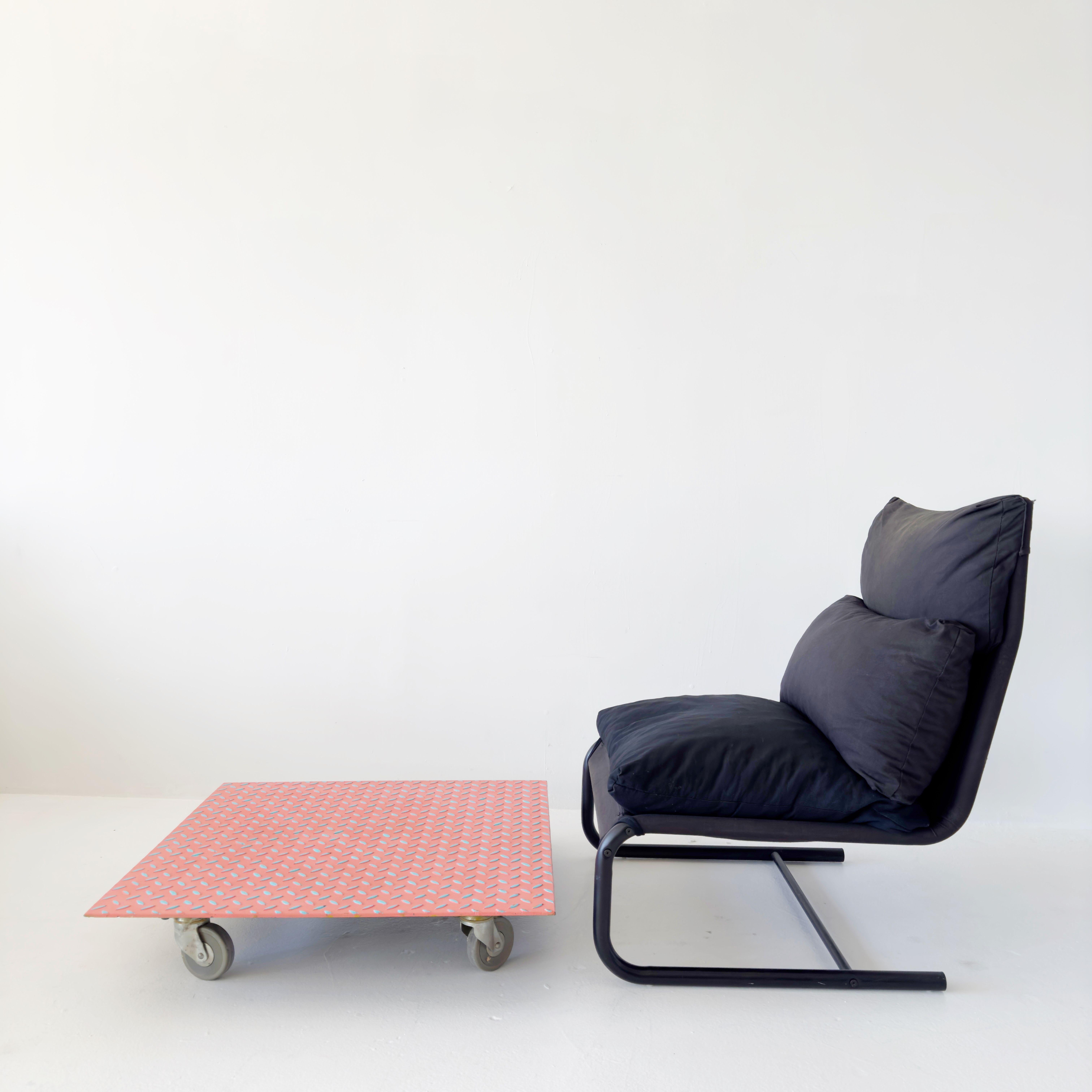 Mid-Century Modern Chaise longue en porte-à-faux noire avec ottoman des années 1970