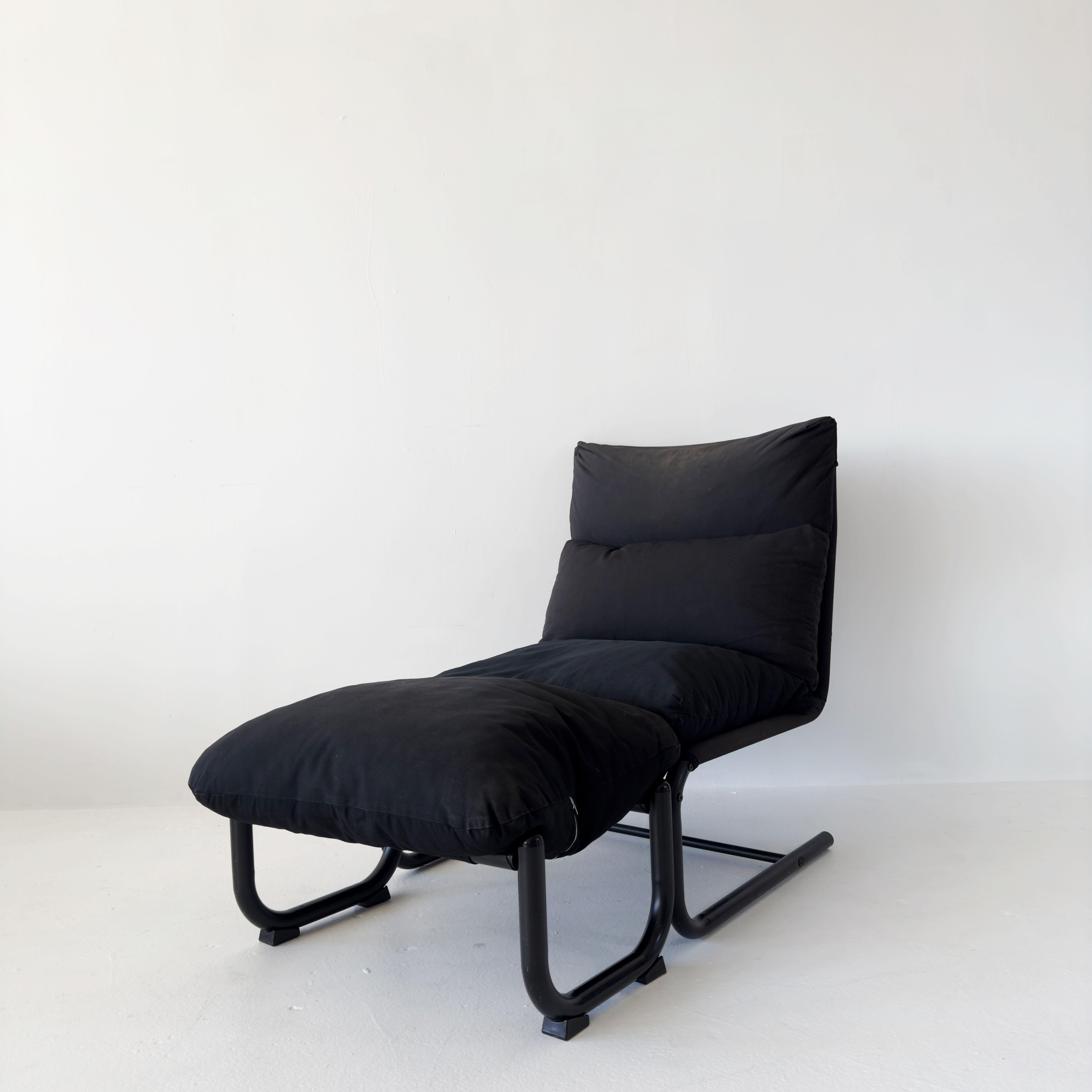 Canadien Chaise longue en porte-à-faux noire avec ottoman des années 1970