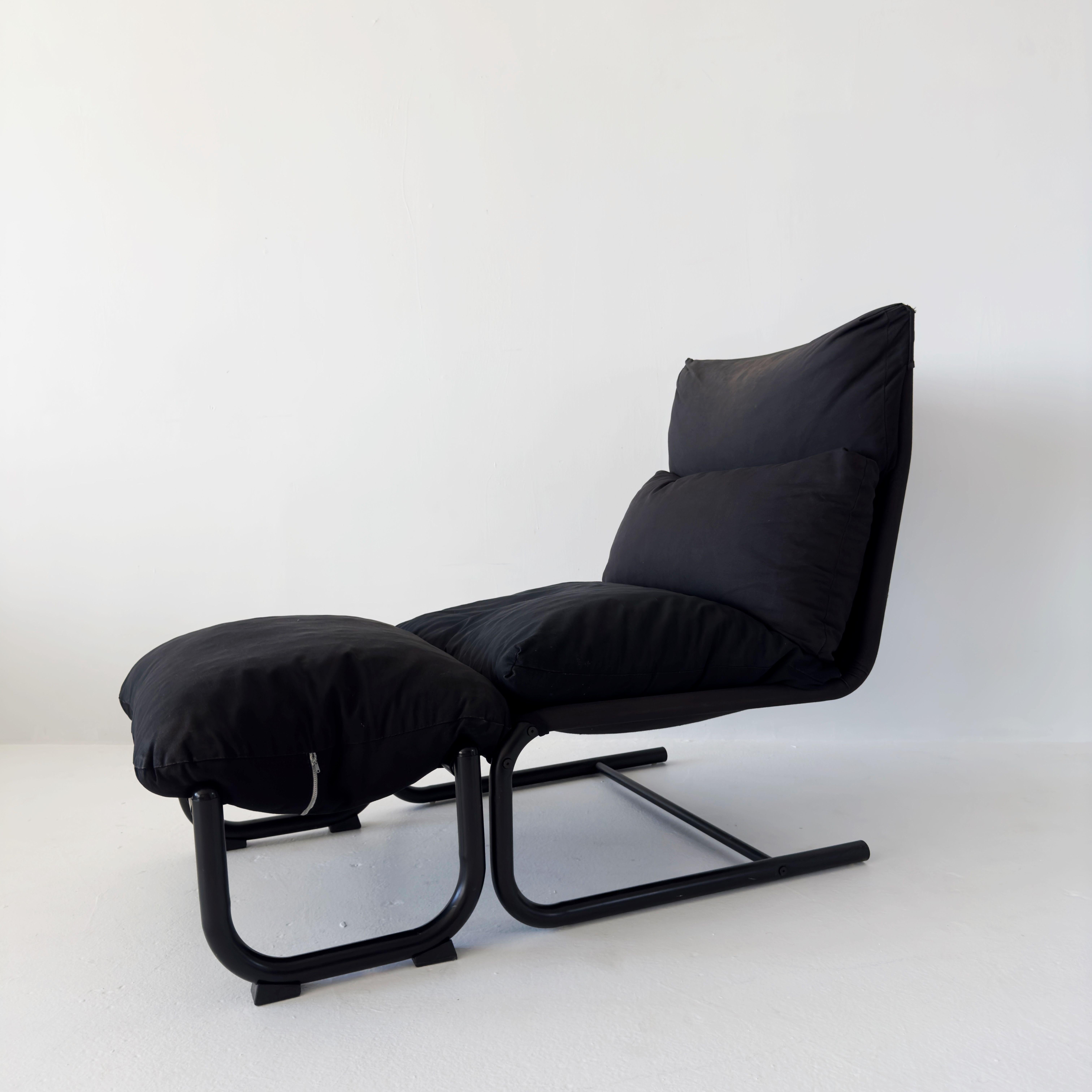 Chaise longue en porte-à-faux noire avec ottoman des années 1970 Bon état à Los Angeles, CA