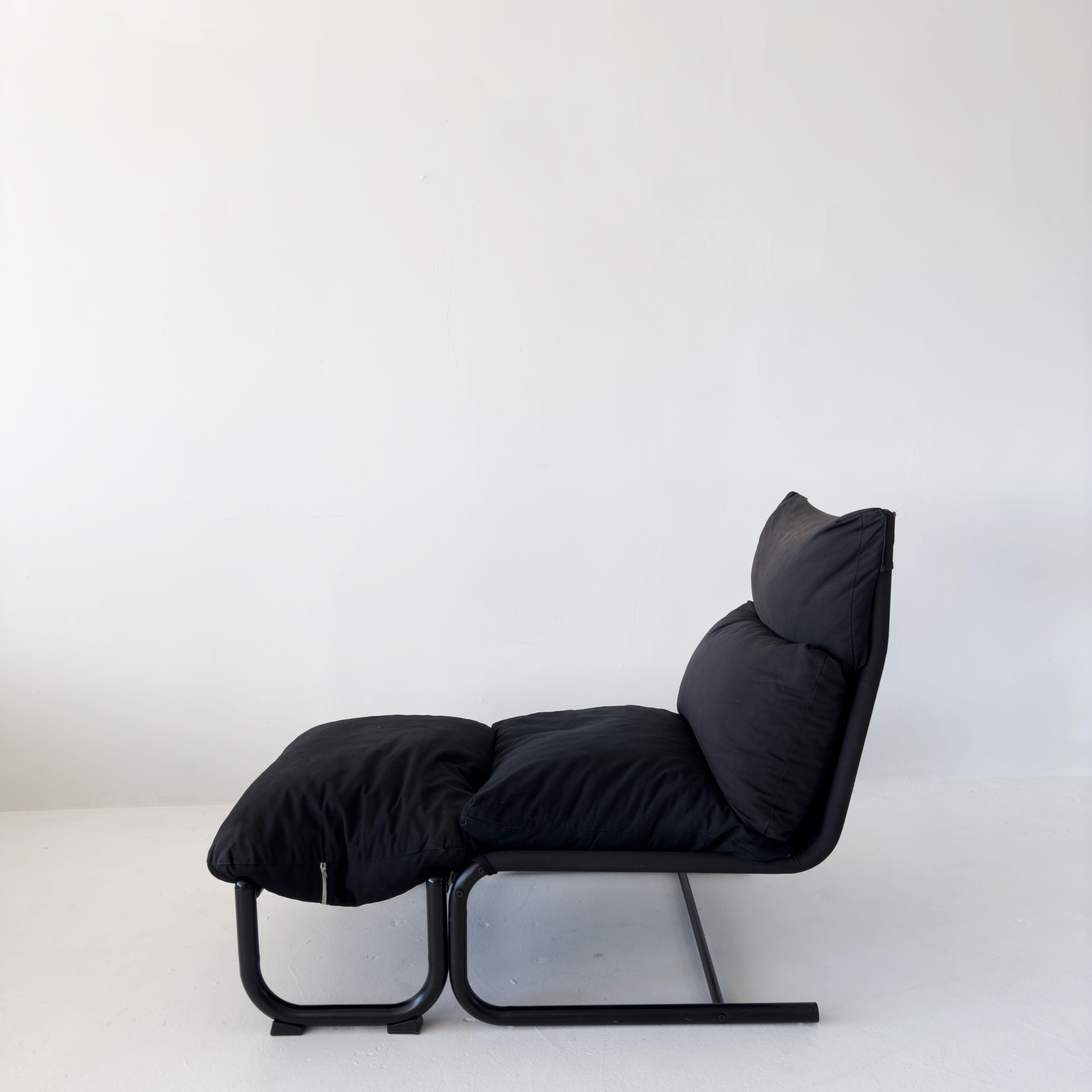 Fin du 20e siècle Chaise longue en porte-à-faux noire avec ottoman des années 1970