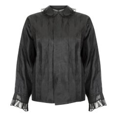 Blusa con cuello de volante de gasa negra de los años 70
