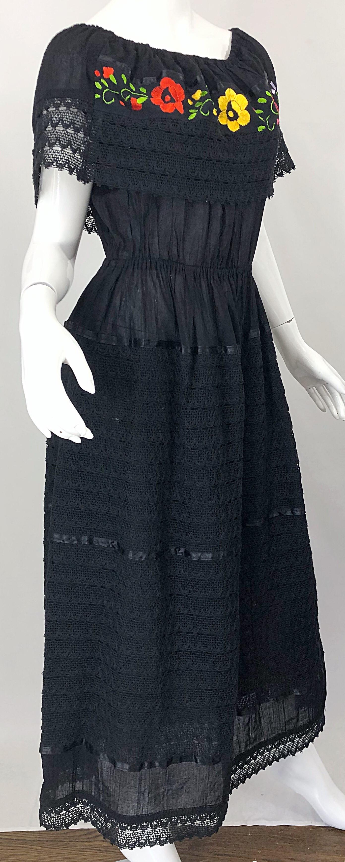 Robe longue mexicaine des années 70, noire, brodée de fleurs en crochet en vente 8