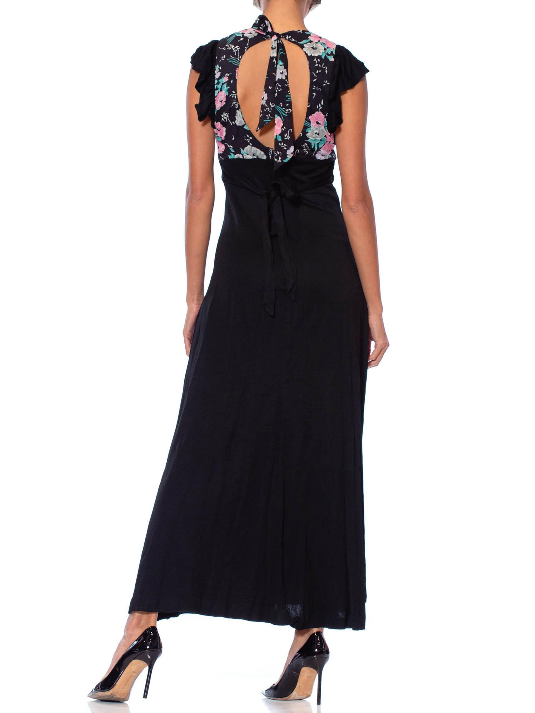 Robe longue à volants en jersey polyamide noir et fleuri avec ceinture à nouer, années 1970 Bon état - En vente à New York, NY