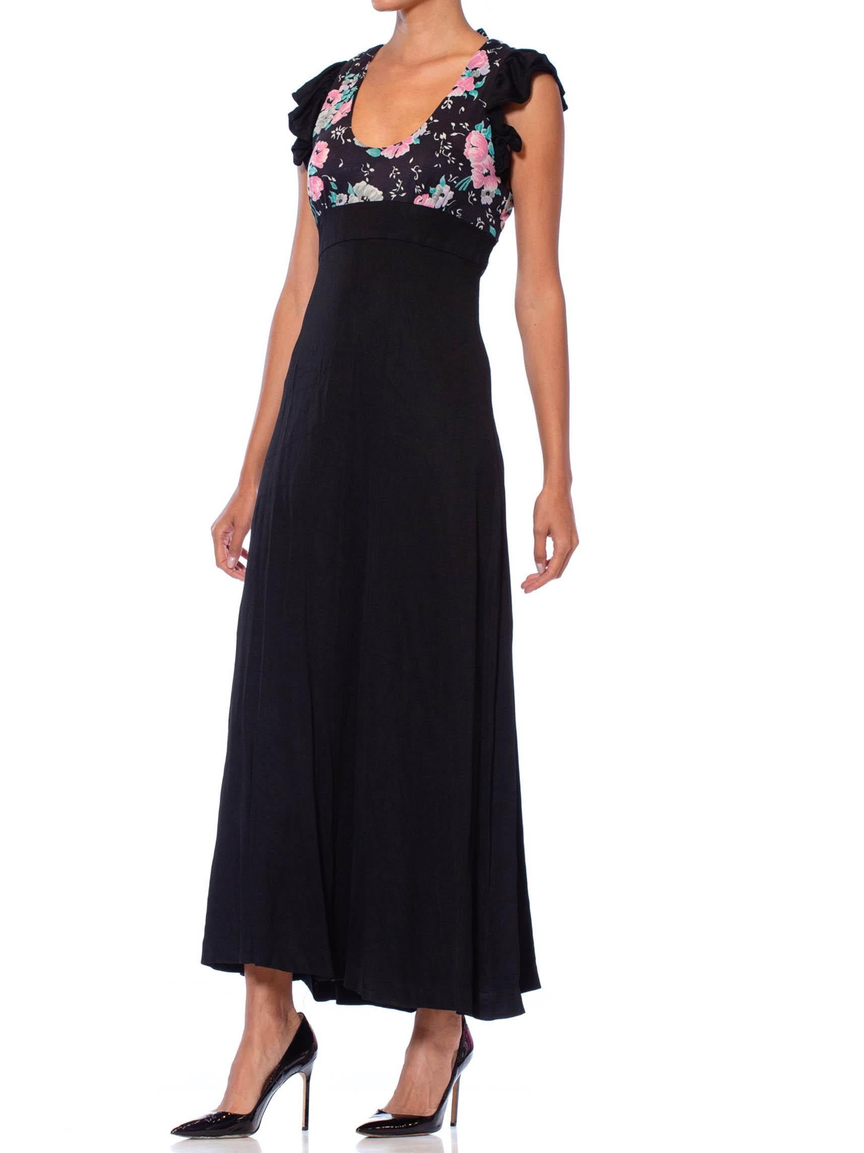 Robe longue à volants en jersey polyamide noir et fleuri avec ceinture à nouer, années 1970 en vente 1