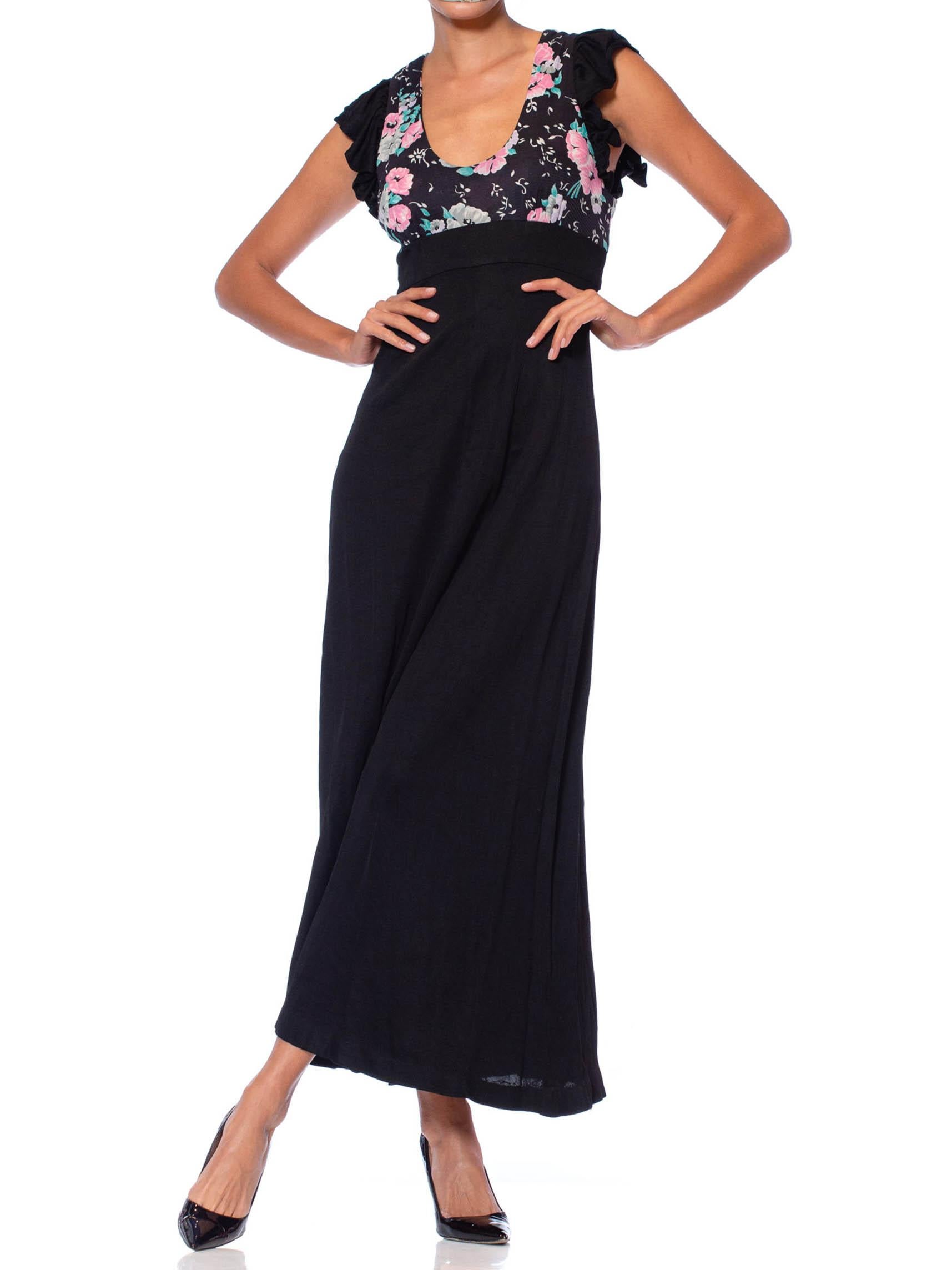 Robe longue à volants en jersey polyamide noir et fleuri avec ceinture à nouer, années 1970 en vente 3