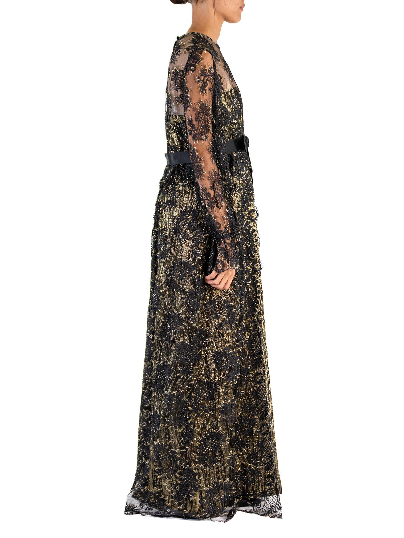 Schwarz-goldenes Seiden- Lurex-Jacquard-Kleid mit Empire-Taille und Spitzeneinsatz aus den 1970er Jahren mit Ärmeln im Zustand „Hervorragend“ im Angebot in New York, NY