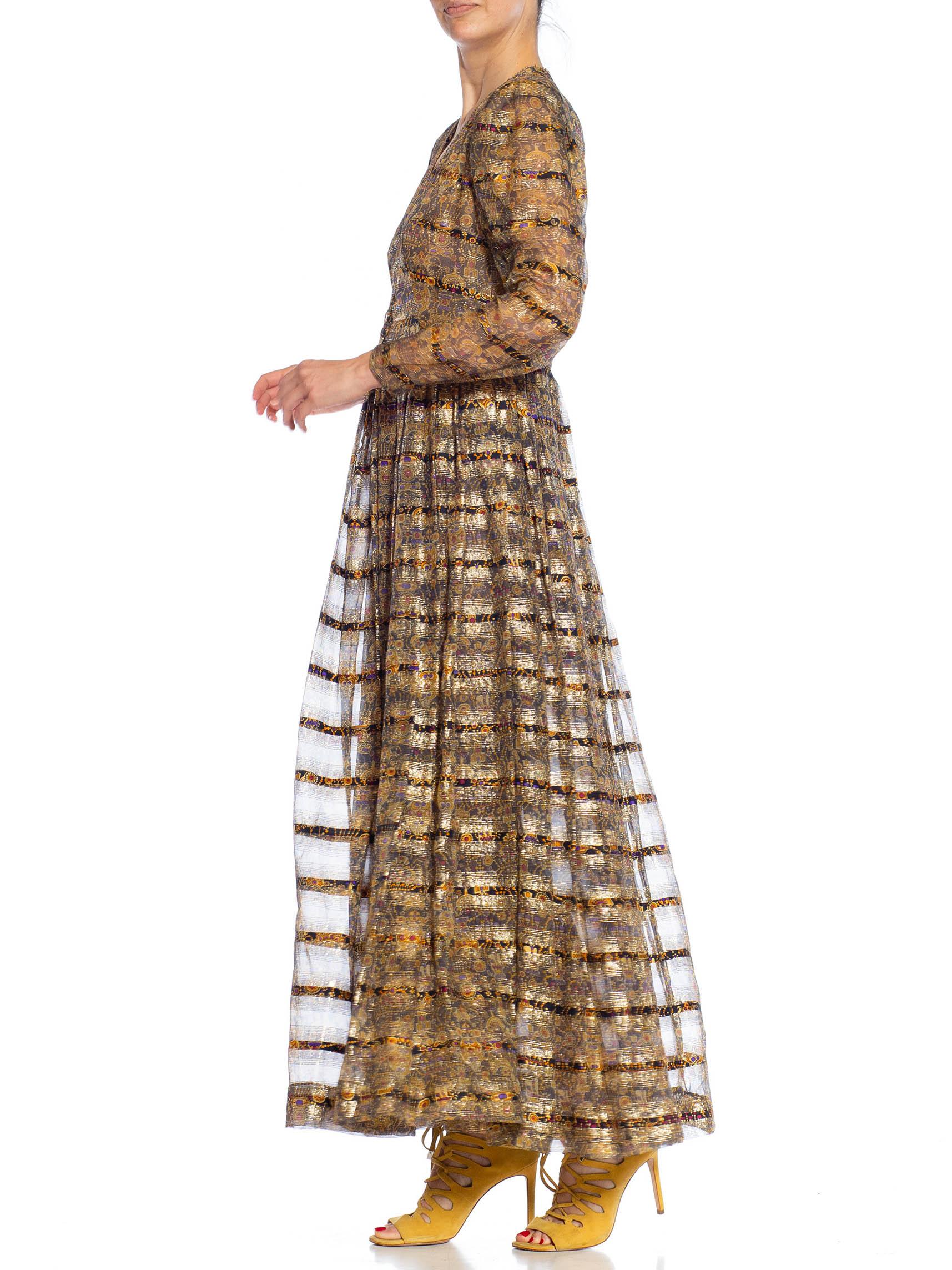 1970S - Robe à manches longues en mousseline de soie lurex métallisée à rayures noires, or et jaunes