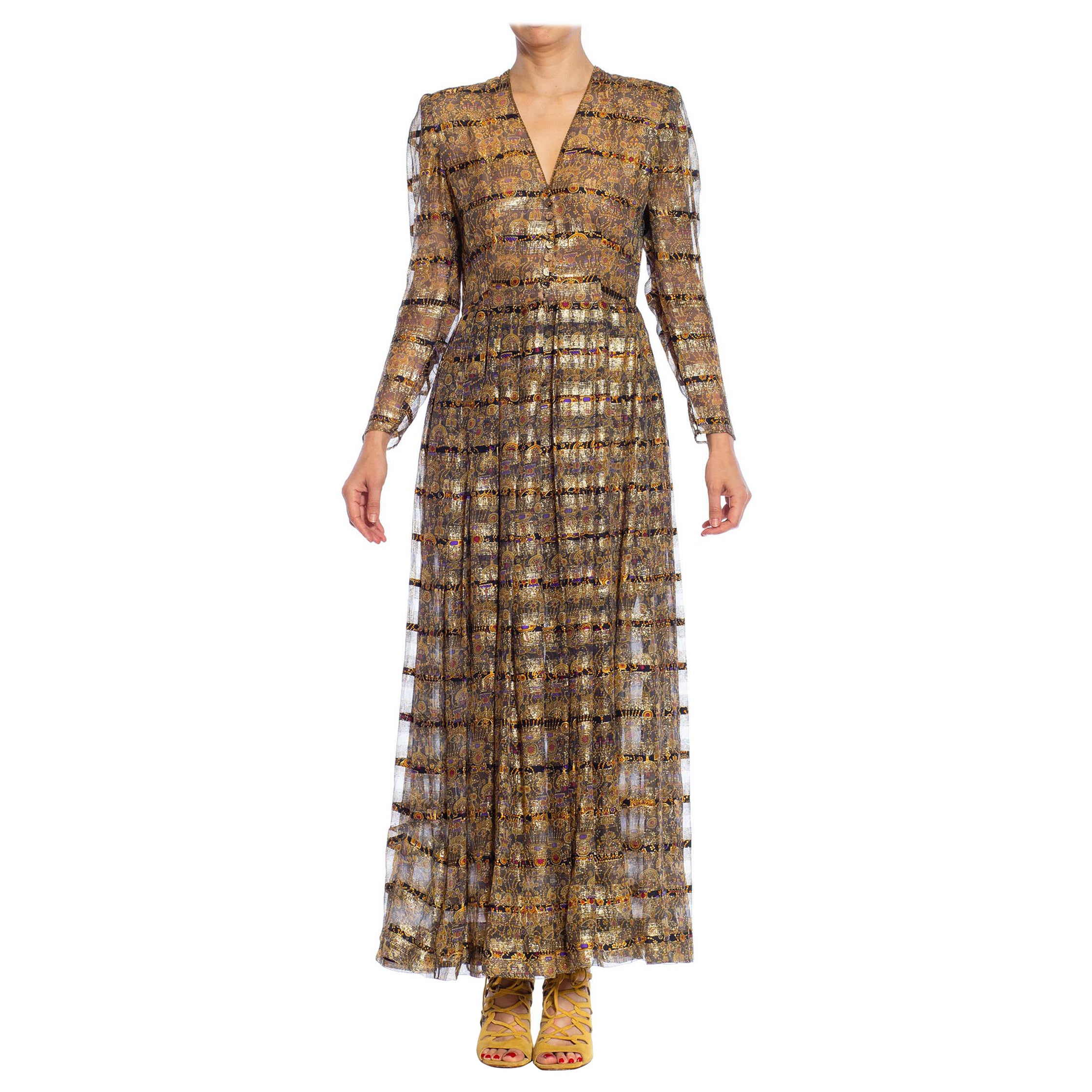 Abito a righe in chiffon di seta lurex metallizzato nero, oro e giallo degli anni '70, con lungo scollo a lancia