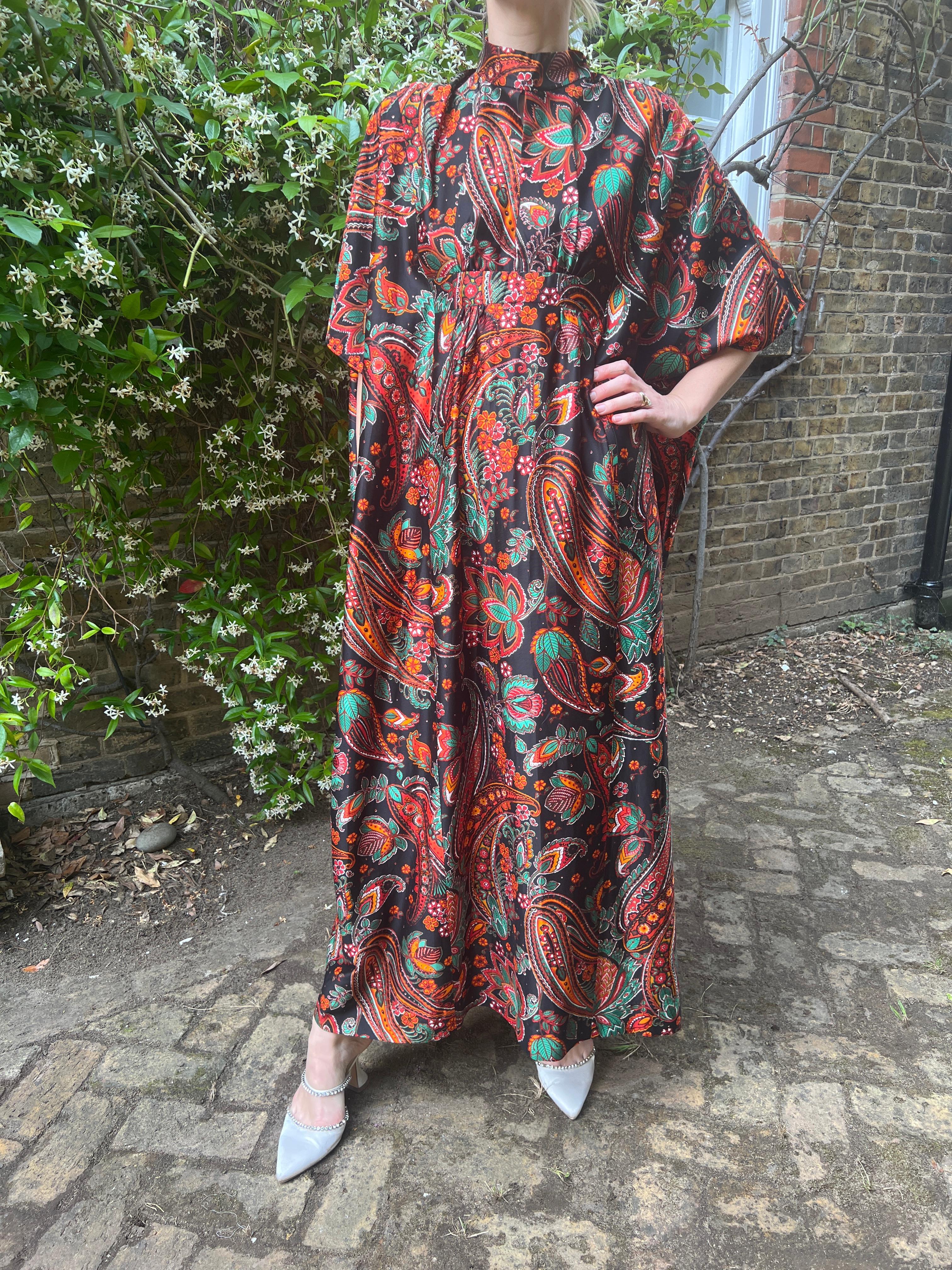 1970s Black Green and Orange Paisley Print Kaftan For Sale 4
