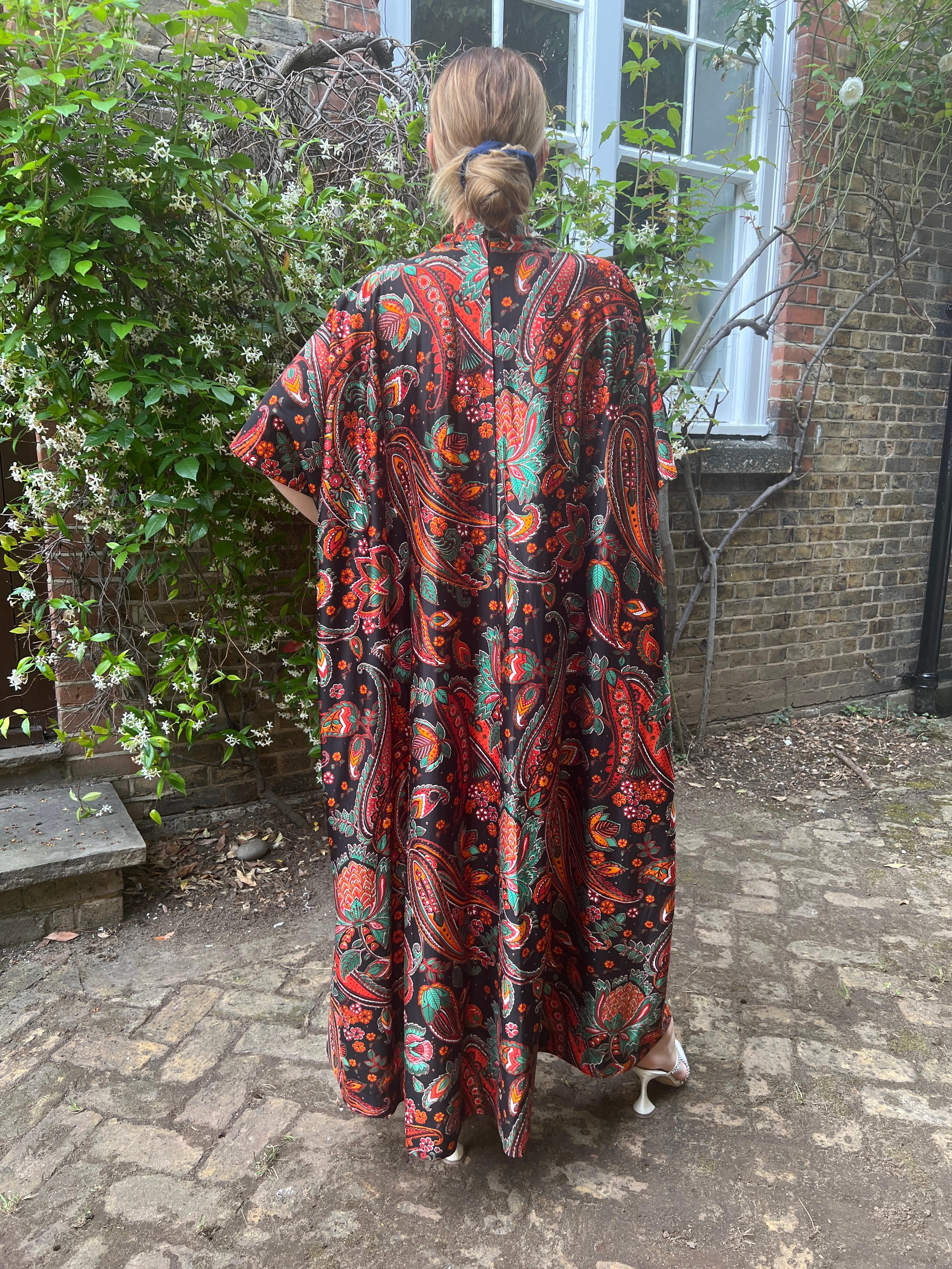 1970s Black Green and Orange Paisley Print Kaftan For Sale 5
