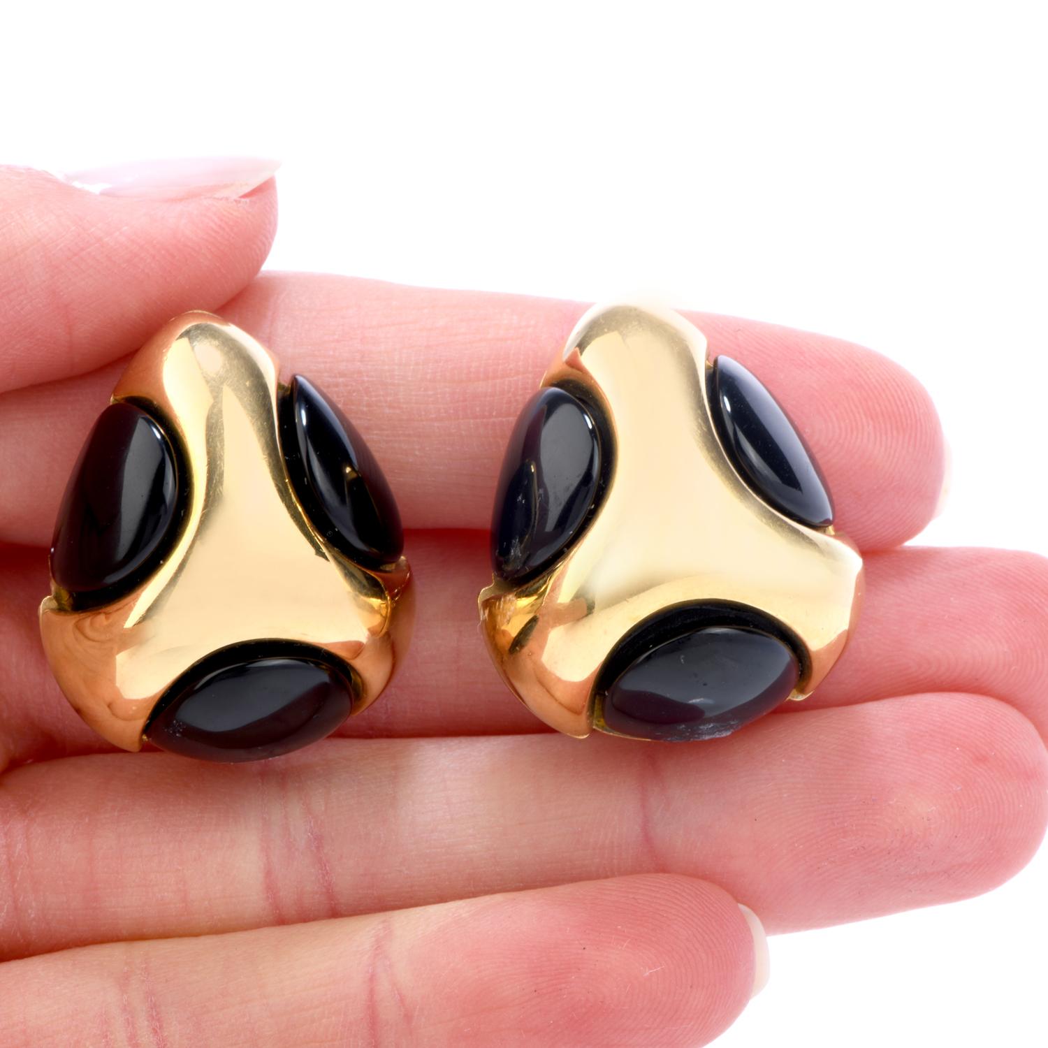1970s Black Jade t Tear Drop Clip-On 18k Gold Earrings  In Excellent Condition For Sale In Miami, FL