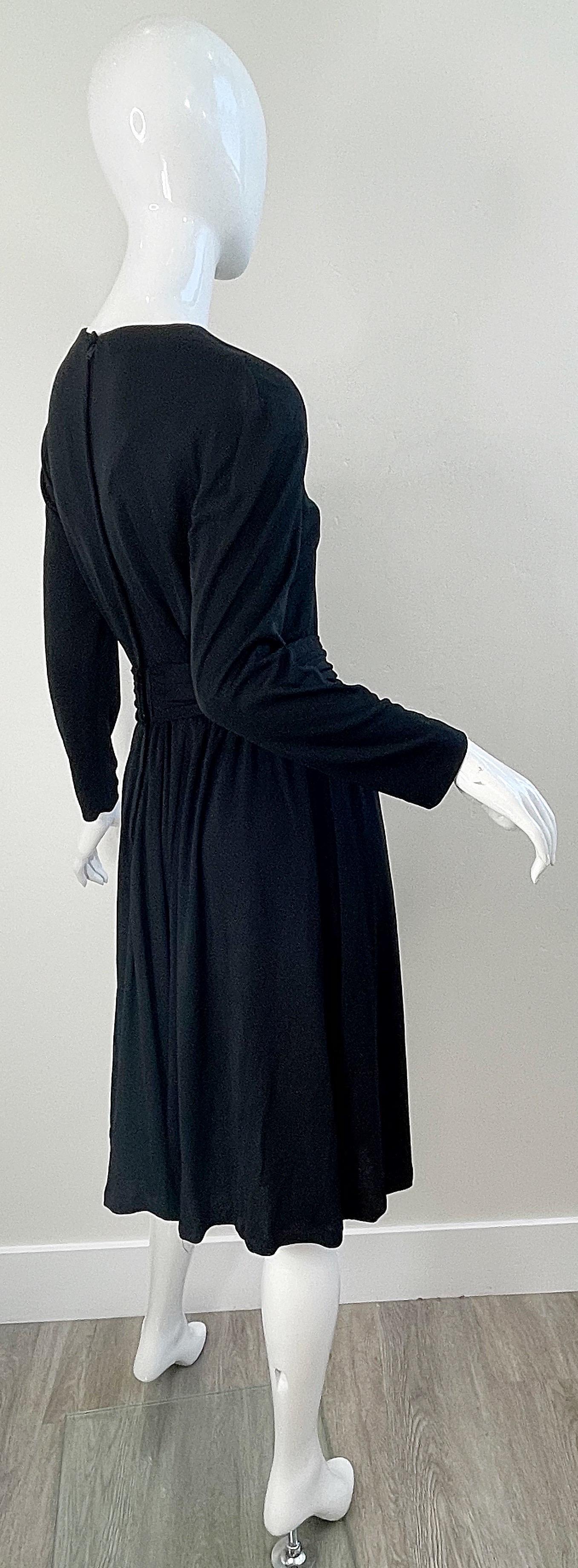 Langärmeliges Vintage-Kleid aus schwarzem Jersey mit Juwelen und Strass aus den 1970er Jahren LBD  im Angebot 8