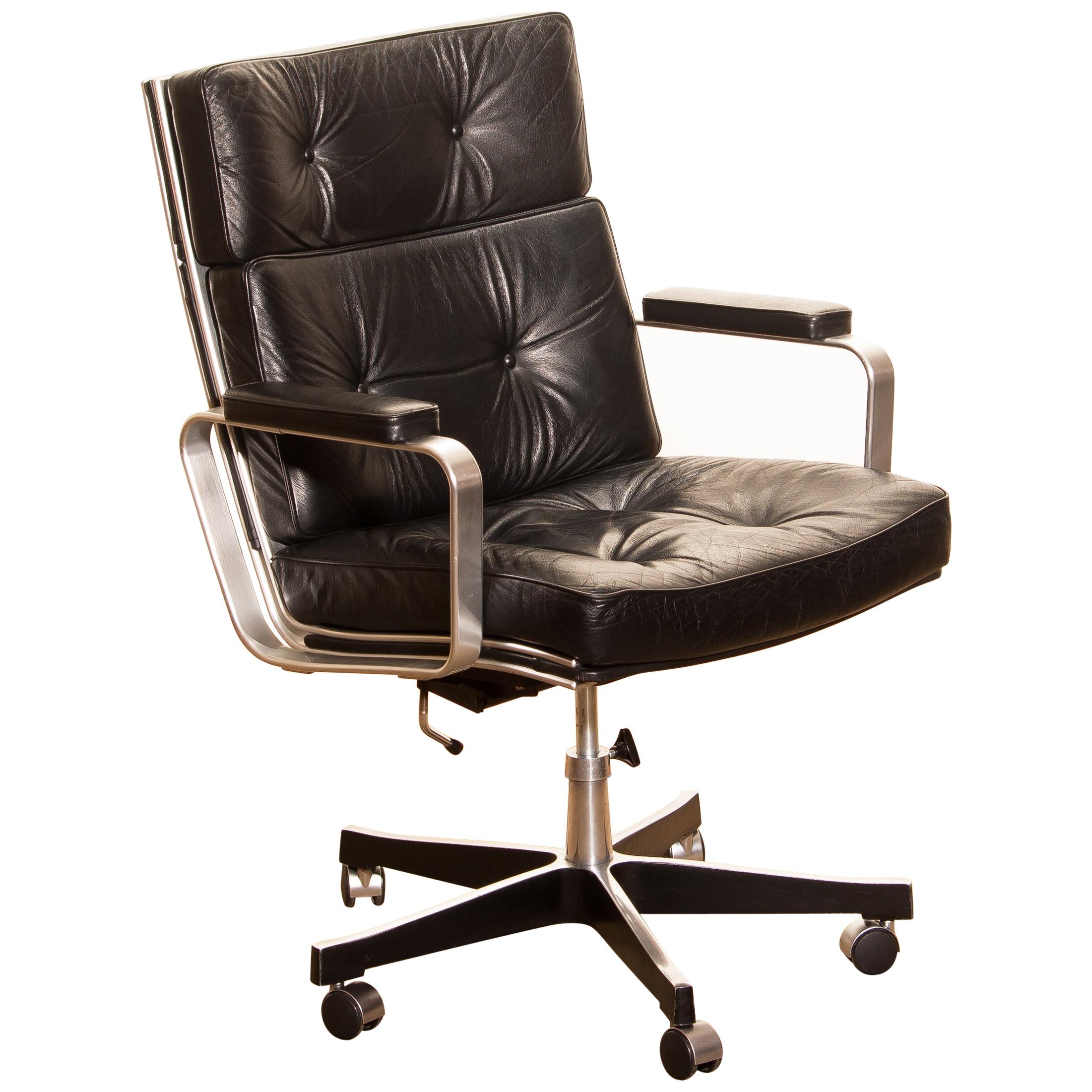 Beautiful adjustable office chair designed by Karl Erik Ekselius for JOC Design.
The nice thick solid black leather with an aluminium frame on wheels all in good condition.
The chair is extremely comfortable and newly filed.
Period: