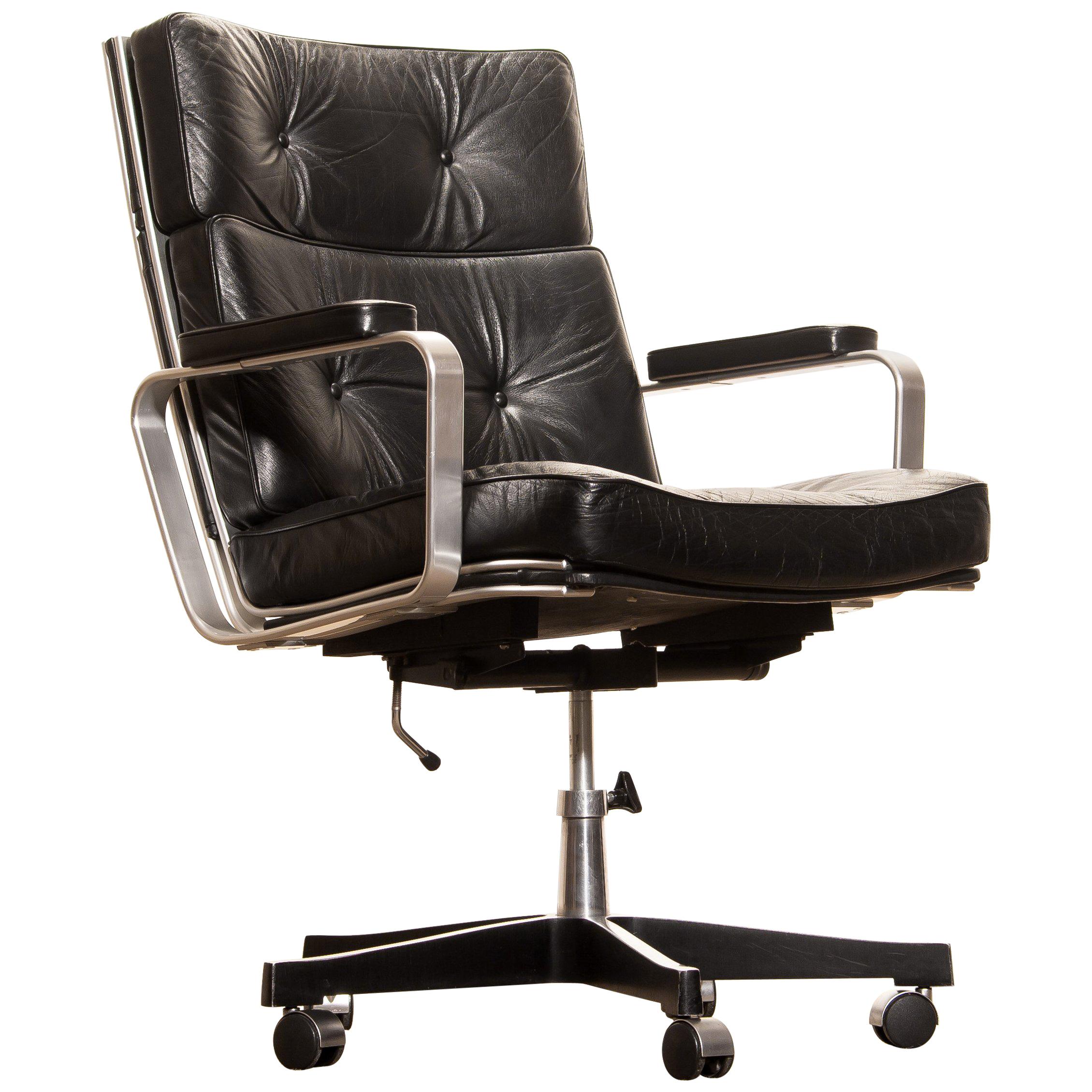 Beautiful adjustable office chair designed by Karl Erik Ekselius for JOC Design.
The nice thick solid black leather with an aluminium frame on wheels all in good condition.
The chair is extremely comfortable and newly filed.
Period: