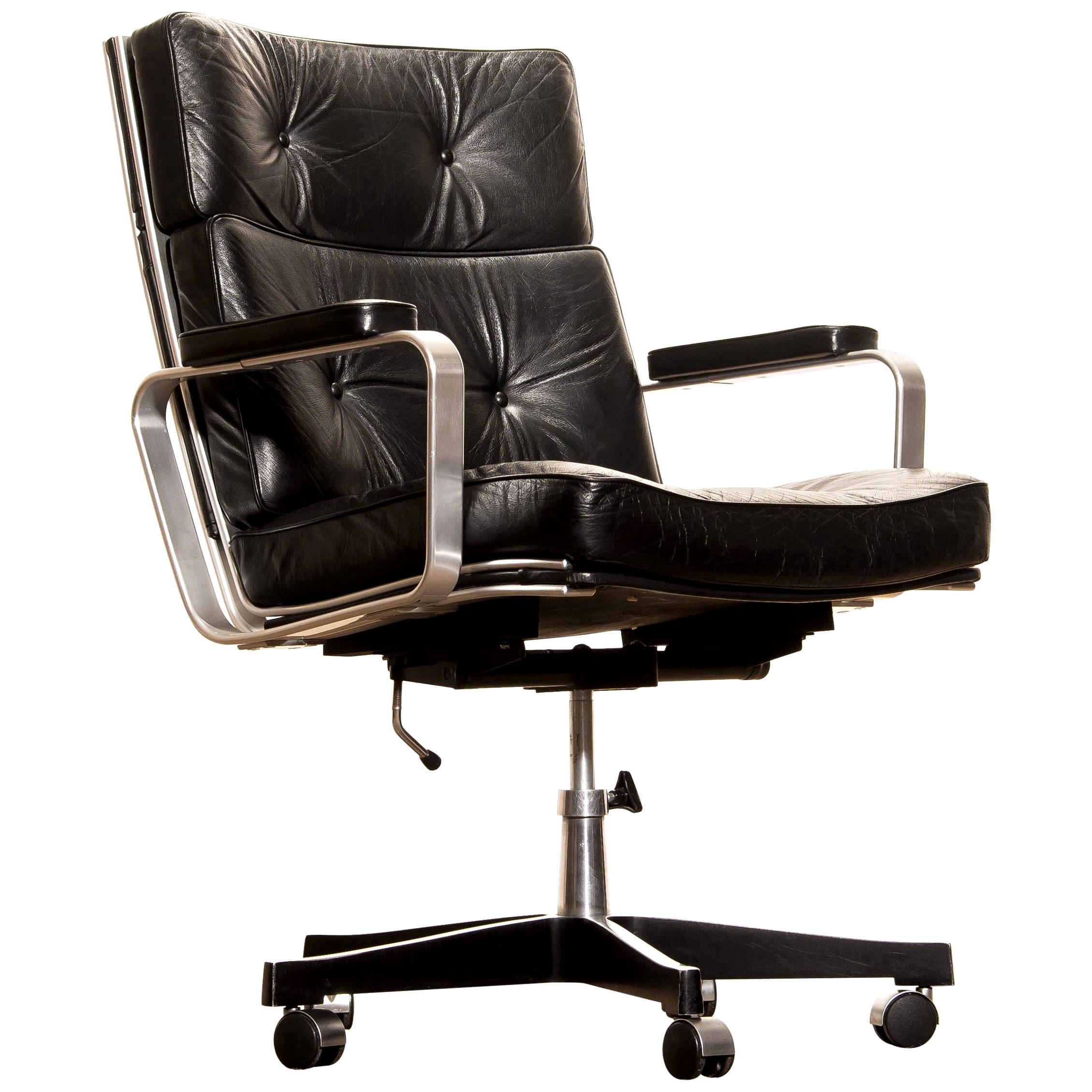 Beautiful adjustable office chair designed by Karl Erik Ekselius for JOC Design.
upholstered with nice thick solid black leather on an aluminum frame all in good condition.
The chair is extremely comfortable and newly filed.
Period:
