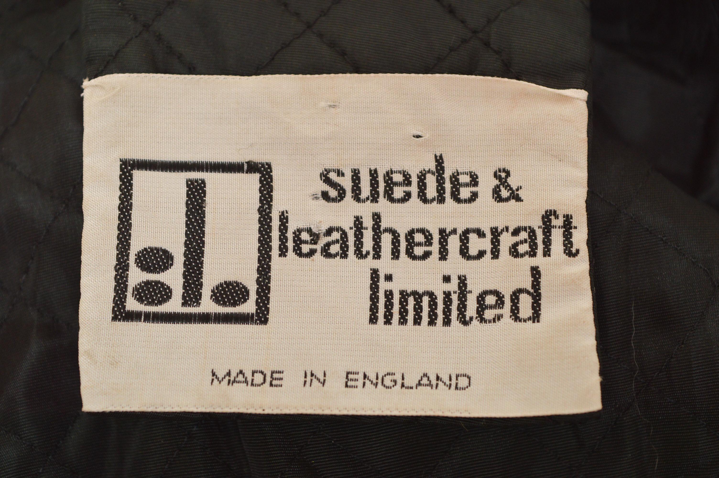 Trench anni '70 in pelle nera e pelliccia con colletto e polsini vaporosi in vendita 5