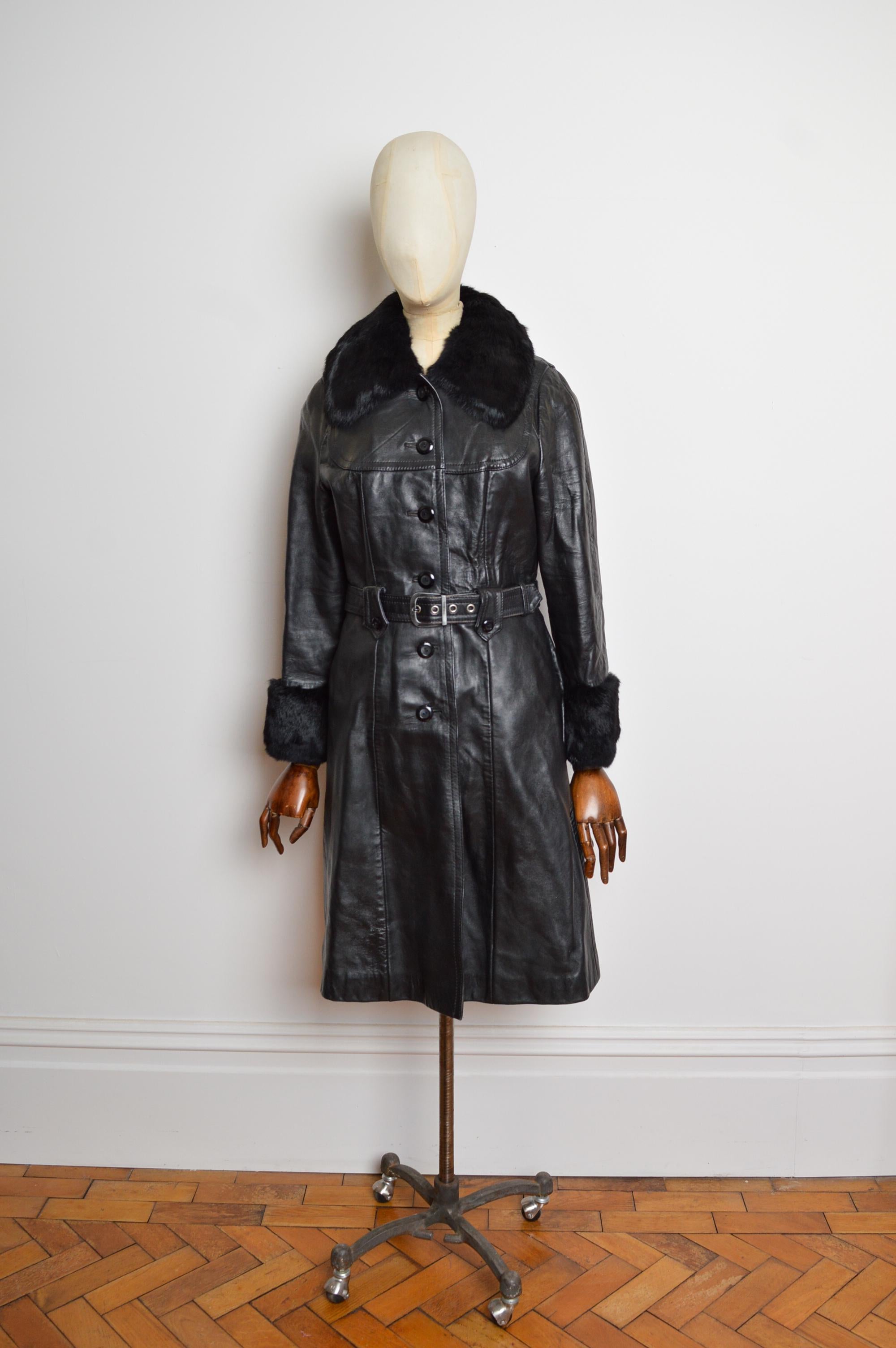 Trench anni '70 in pelle nera e pelliccia con colletto e polsini vaporosi in vendita 6