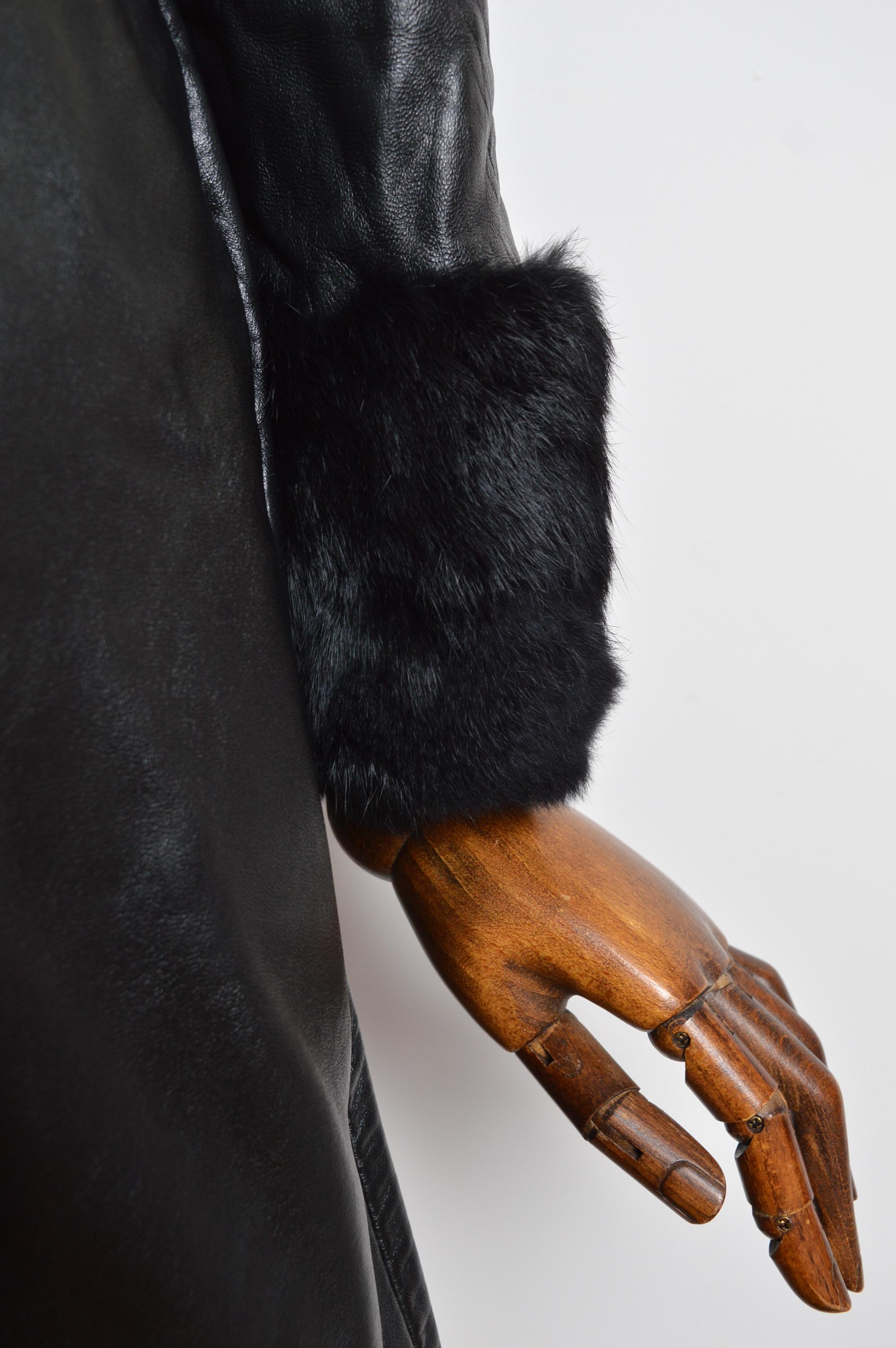 Trench anni '70 in pelle nera e pelliccia con colletto e polsini vaporosi in vendita 9