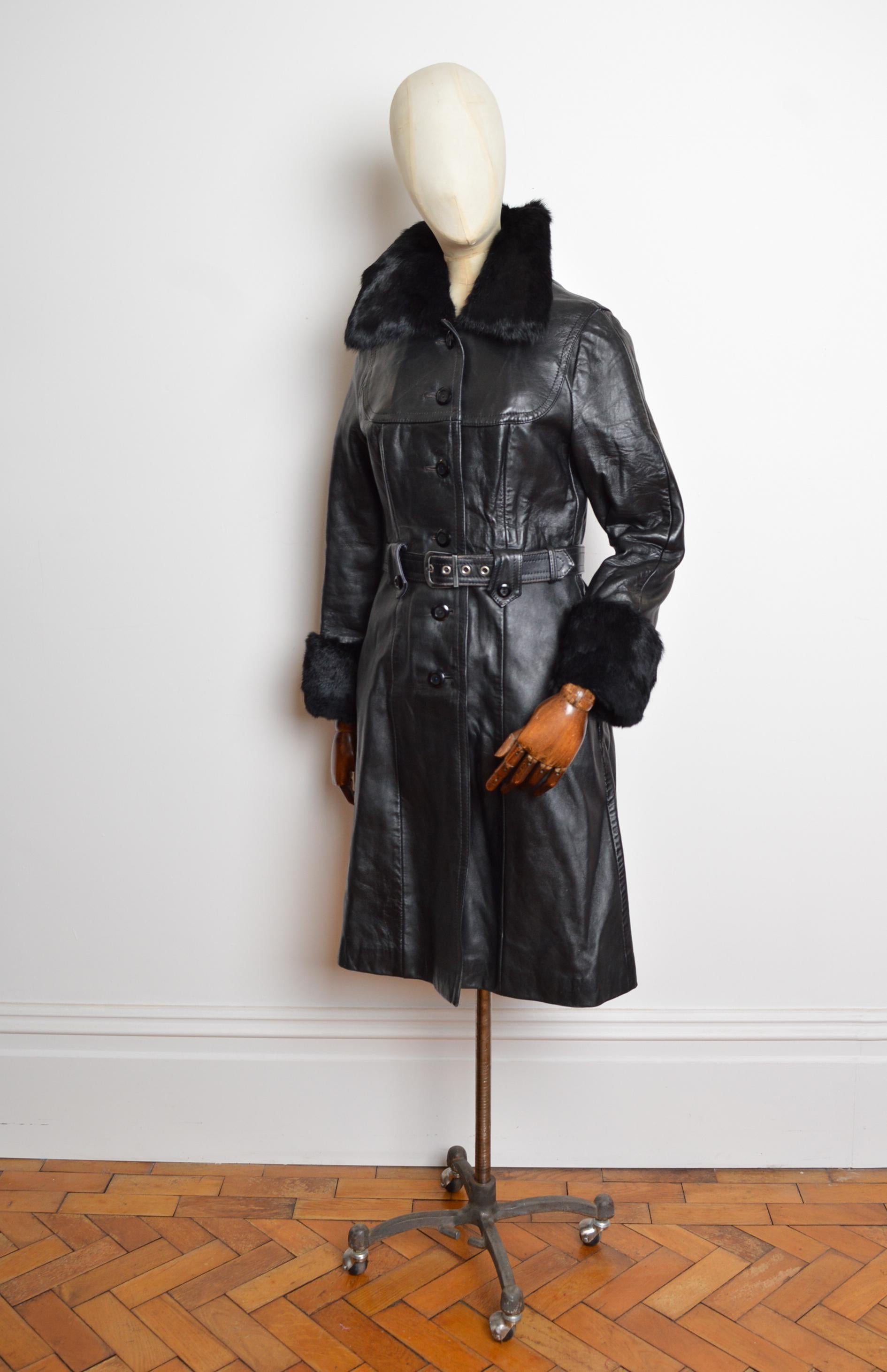 Nero Trench anni '70 in pelle nera e pelliccia con colletto e polsini vaporosi in vendita