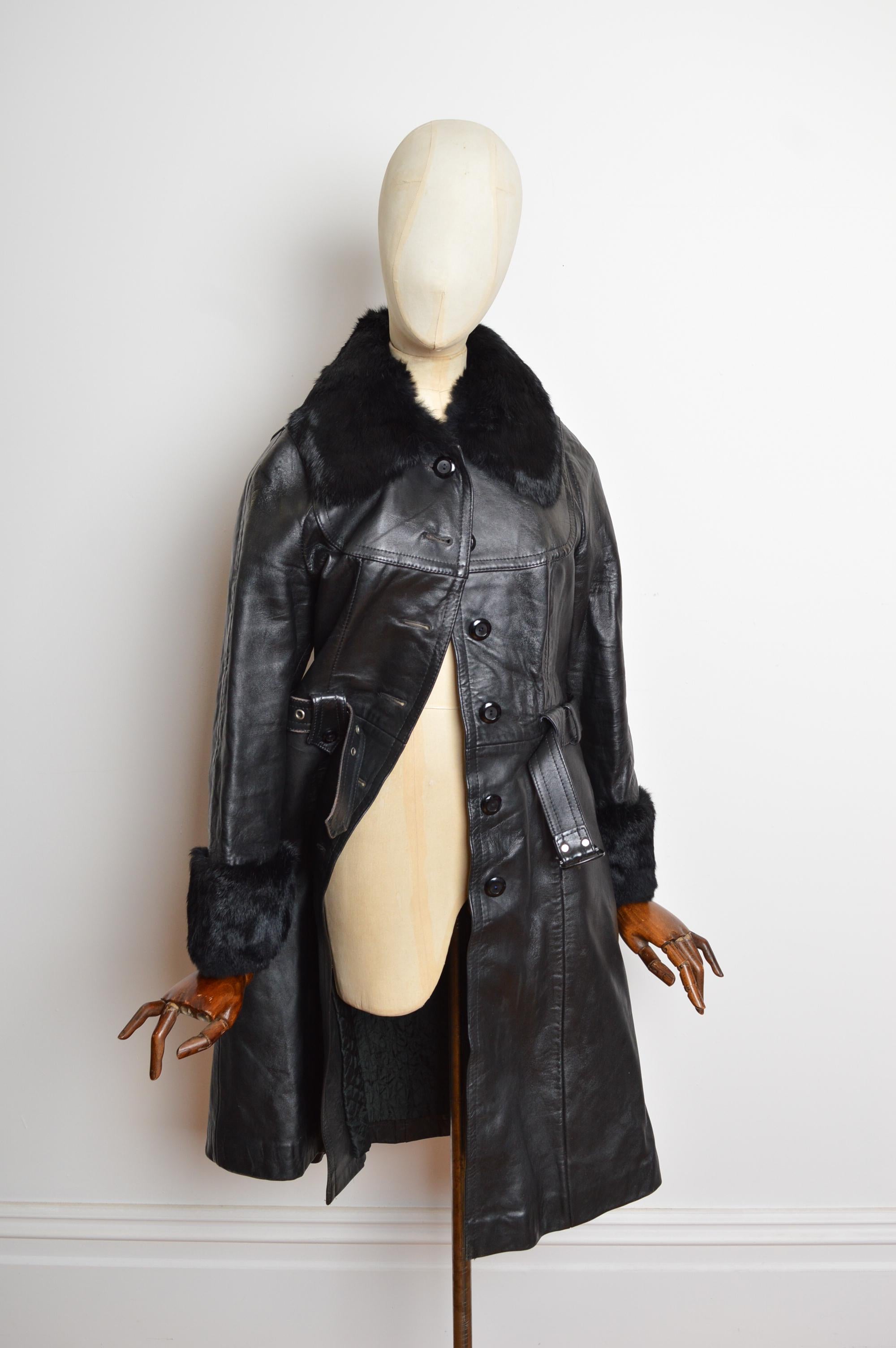 Trench anni '70 in pelle nera e pelliccia con colletto e polsini vaporosi In condizioni buone in vendita a Sheffield, GB