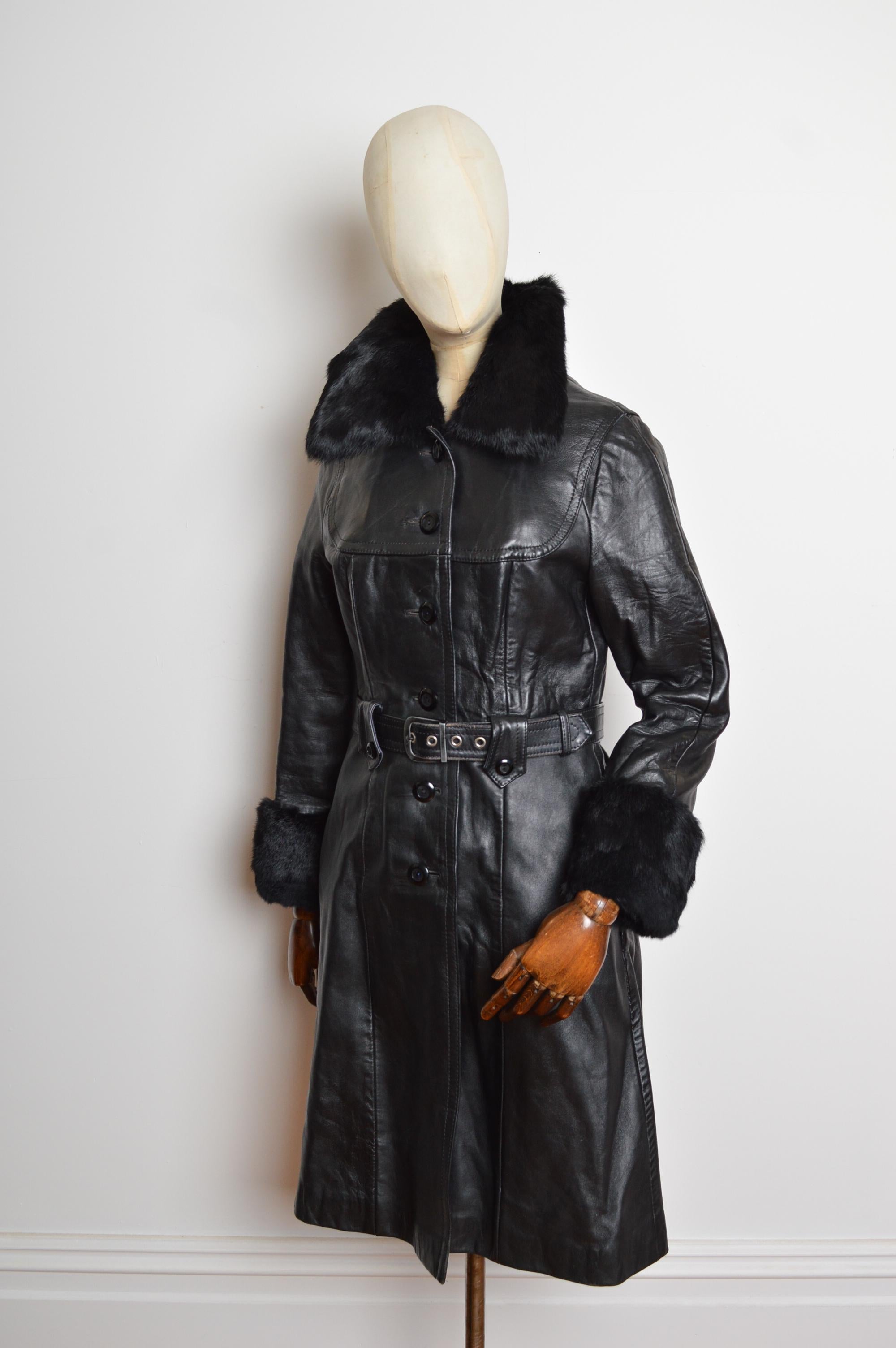 Donna Trench anni '70 in pelle nera e pelliccia con colletto e polsini vaporosi in vendita