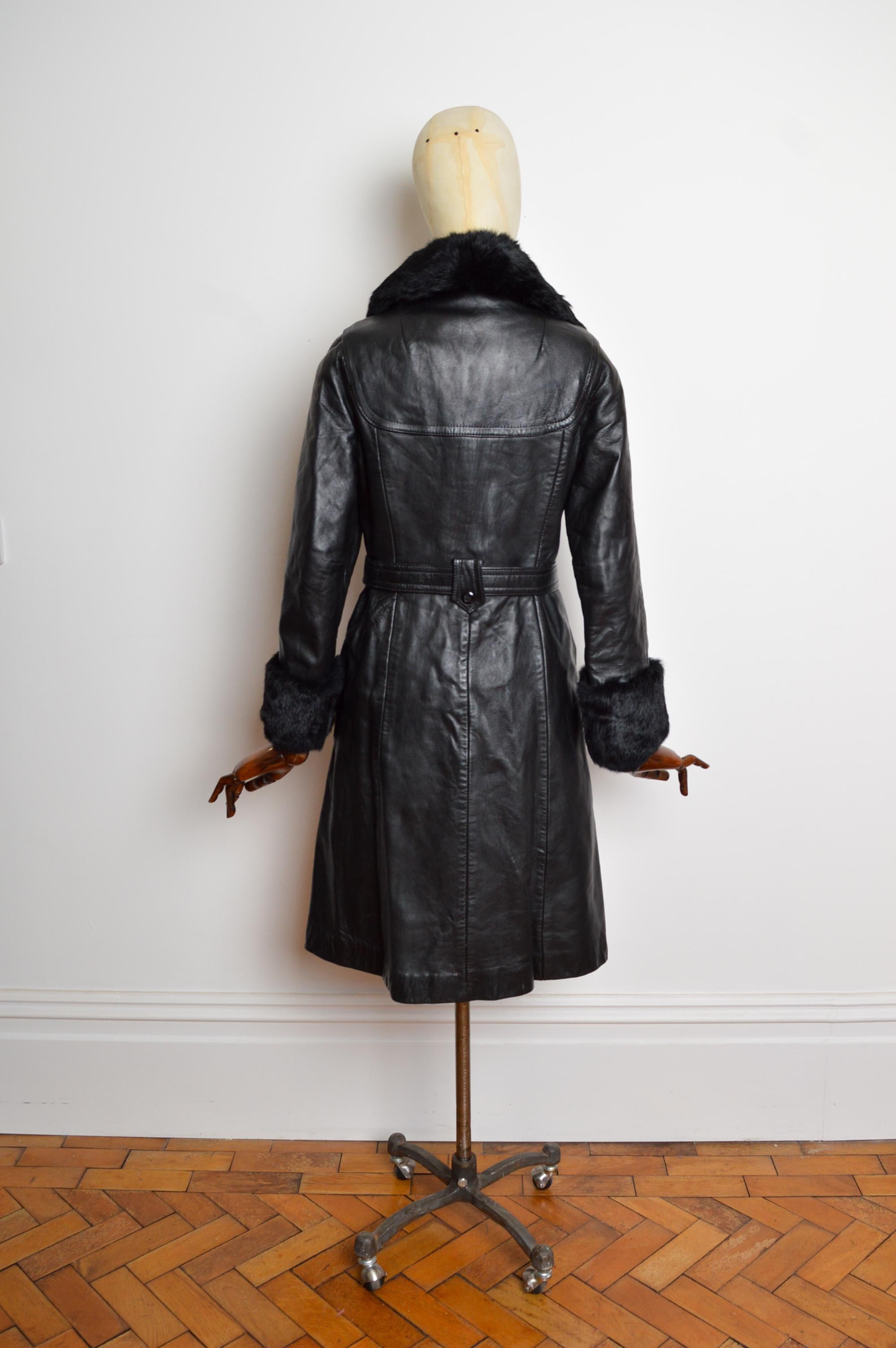 Trench anni '70 in pelle nera e pelliccia con colletto e polsini vaporosi in vendita 1