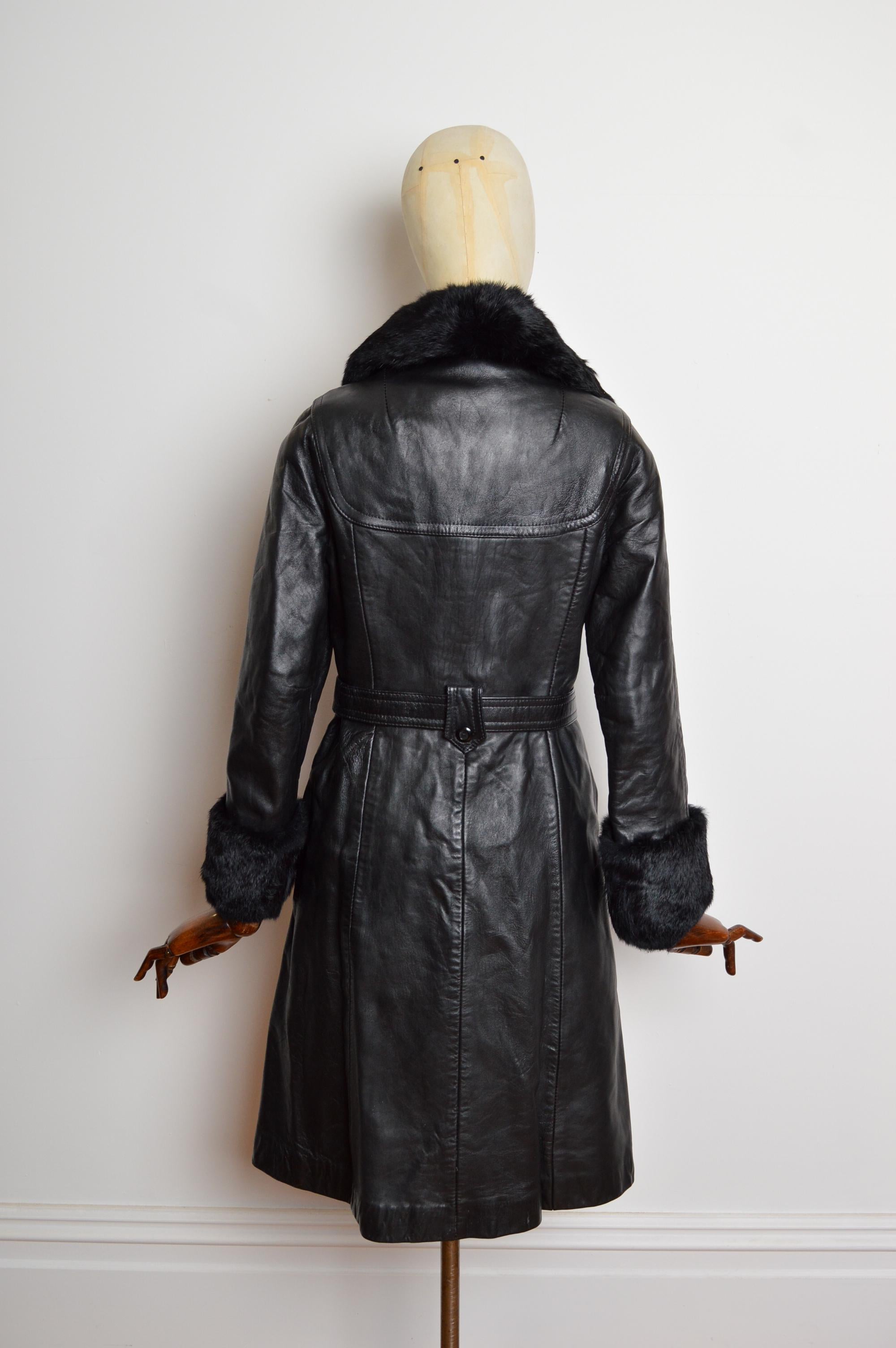 Trench anni '70 in pelle nera e pelliccia con colletto e polsini vaporosi in vendita 2