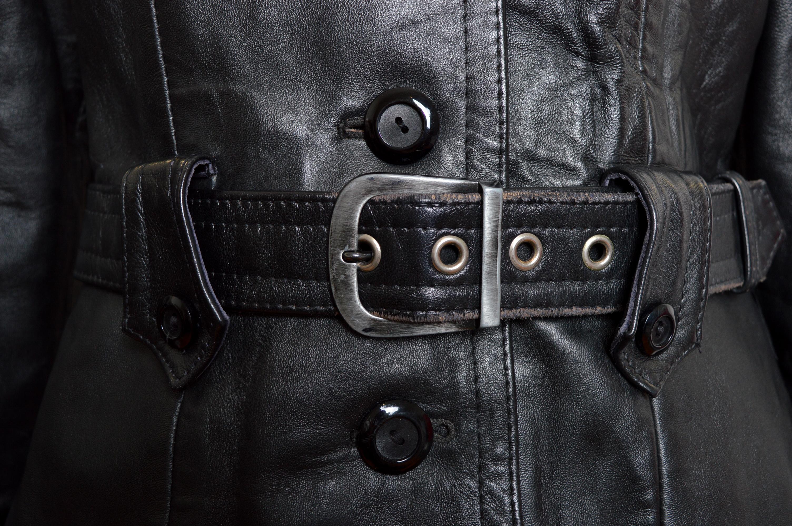 Trench anni '70 in pelle nera e pelliccia con colletto e polsini vaporosi in vendita 3