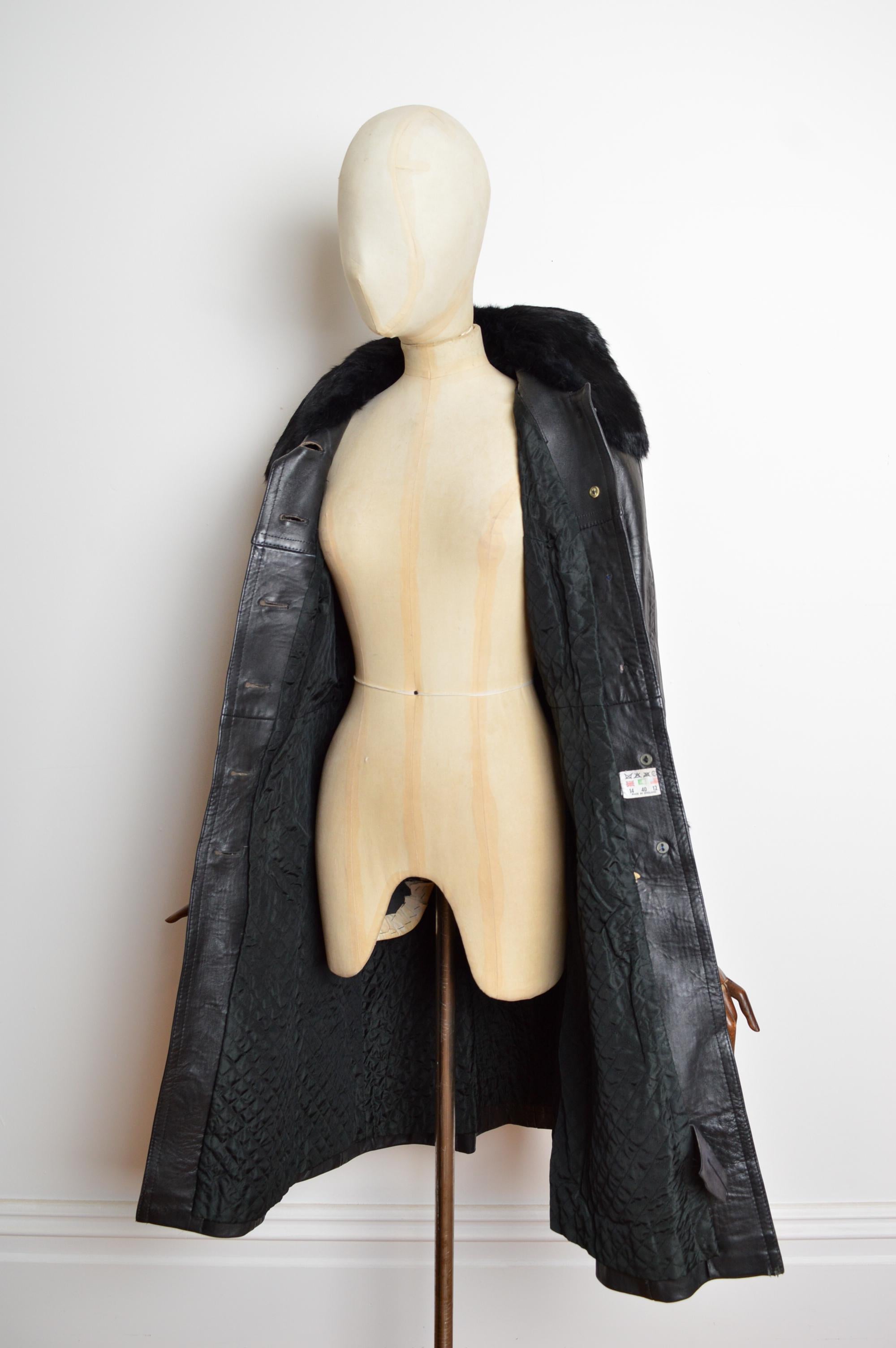 Trench anni '70 in pelle nera e pelliccia con colletto e polsini vaporosi in vendita 4