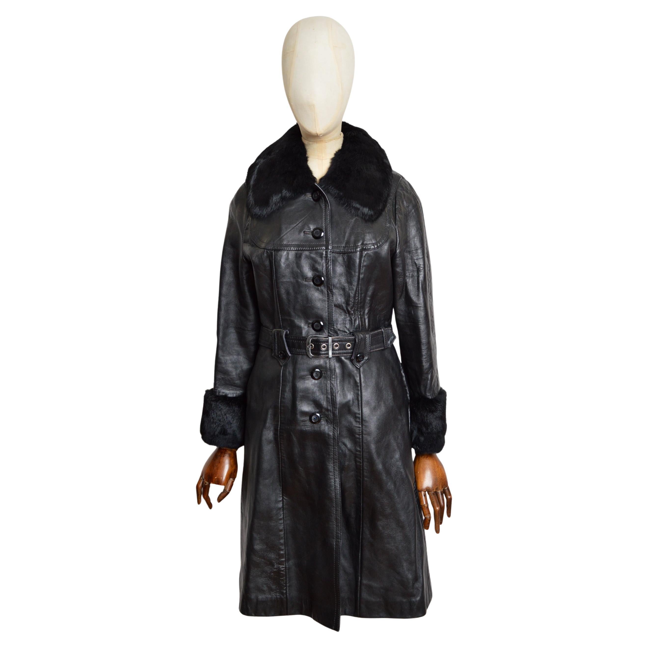 Trench anni 
70 in pelle nera e pelliccia con colletto e polsini vaporosi in vendita