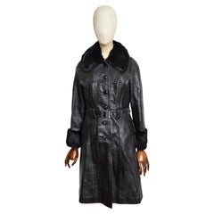 Trench anni
70 in pelle nera e pelliccia con colletto e polsini vaporosi