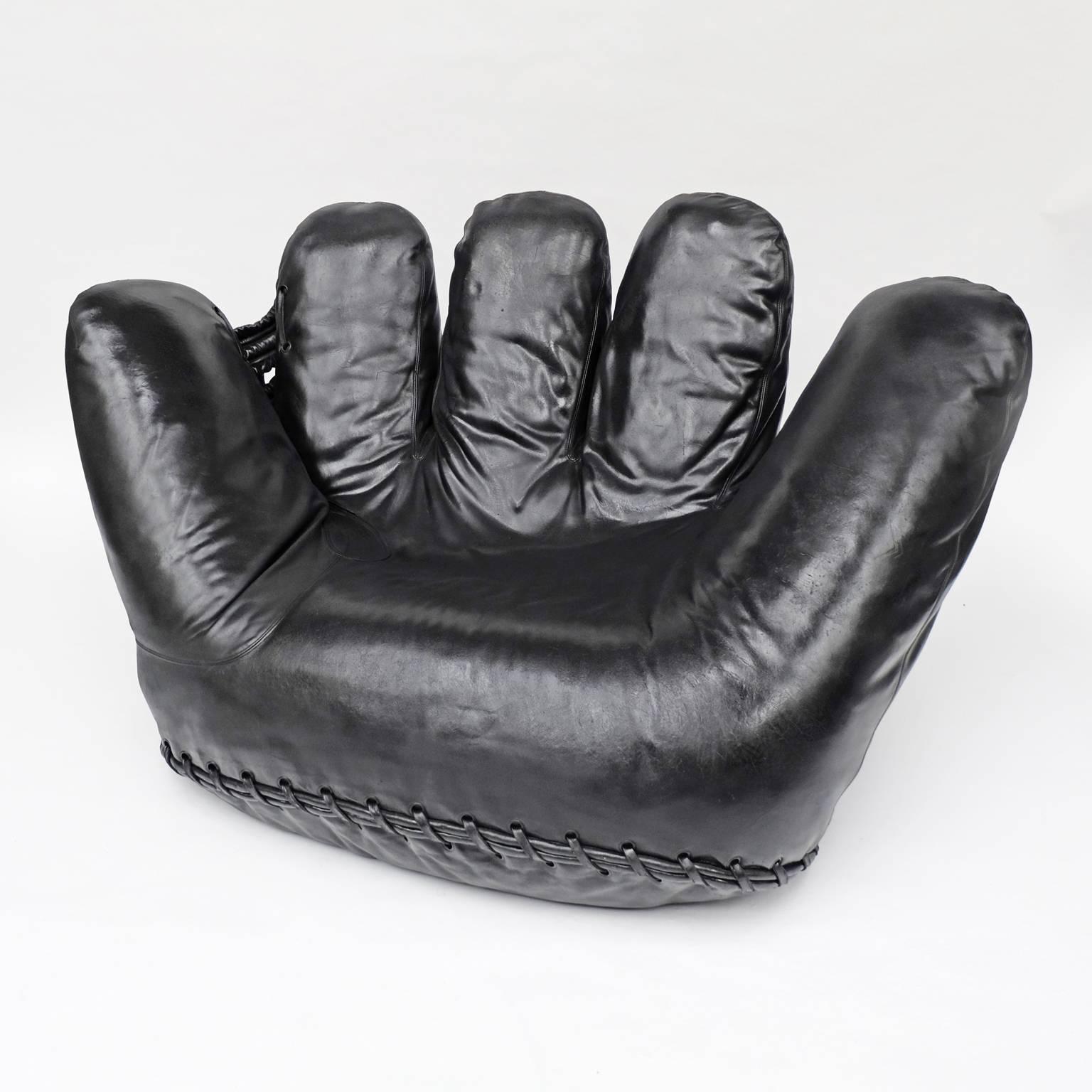 Baseball glove seat designed by Jonathan de Pas, Donato D'urbino and Paolo Lomazzi for Poltronova, Italy, 1970. 

Polyurethane foam construction upholstered in black leather with four castors, 1970s edition. 

Measures: H 86 cm x L 167 cm x D
