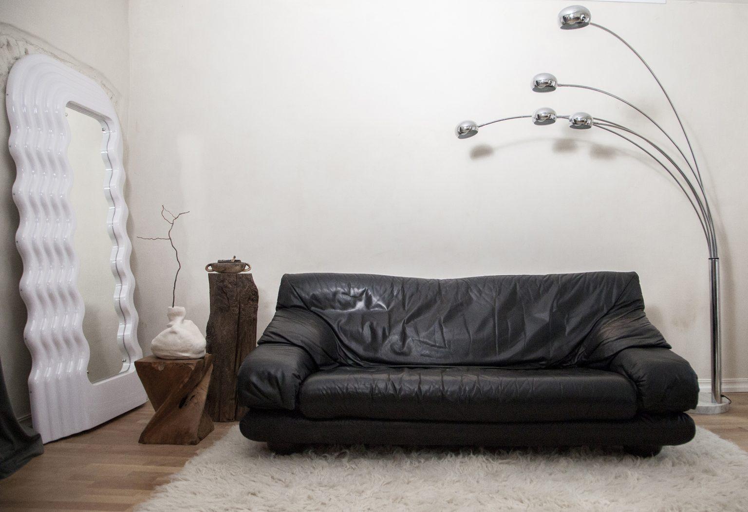 Schwarzes Ledersofa mit einer schönen Patina.

Dieses moderne Möbelstück zeichnet sich durch klare Linien, Formen und die Konzentration auf die Funktion aus. Die Rückenlehne ist verstellbar und kann in drei verschiedenen Positionen fixiert werden.