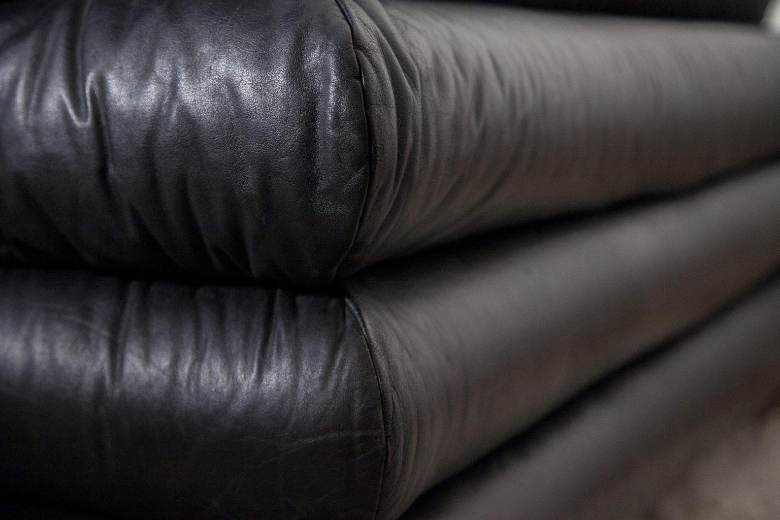 1970s Black Leather Sofa by Manufacturer Wiener Werkstätte In Good Condition For Sale In Vilnius, LT