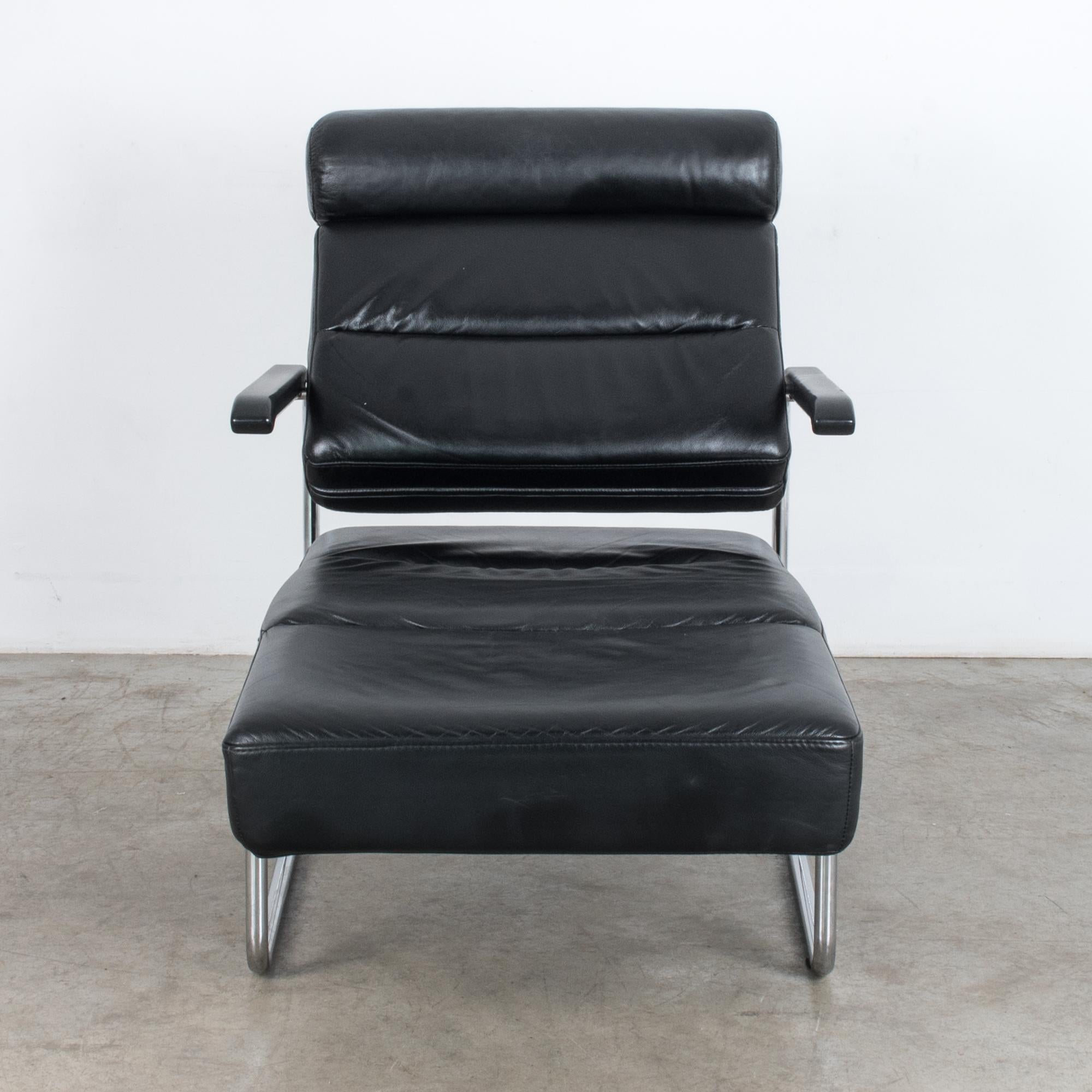 This black leather lounge chair was made in the 1970s by Austrian furniture manufacturer Thonet. In two parts. The innovative metal frame design allows the seat and chair back to sit and be adjusted independently of each other; the long rectangular