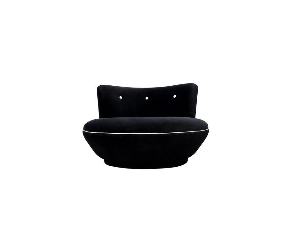 Une impressionnante paire de chaises pivotantes assorties du designer moderniste américain Milo Baughman pour Thayer CIRCA, vers les années 1970. Les chaises de ce modèle sont rares. La silhouette originale aux dimensions généreuses est dotée d'une
