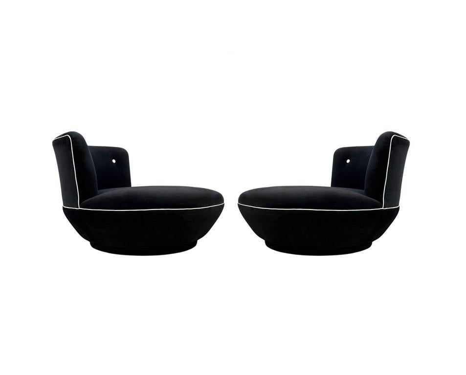 Paire de fauteuils pivotants des années 1970, neufs par Milo Baughman Excellent état - En vente à Dallas, TX