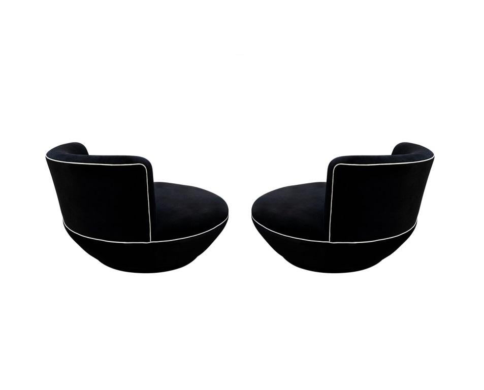 Velours Paire de fauteuils pivotants des années 1970, neufs par Milo Baughman en vente