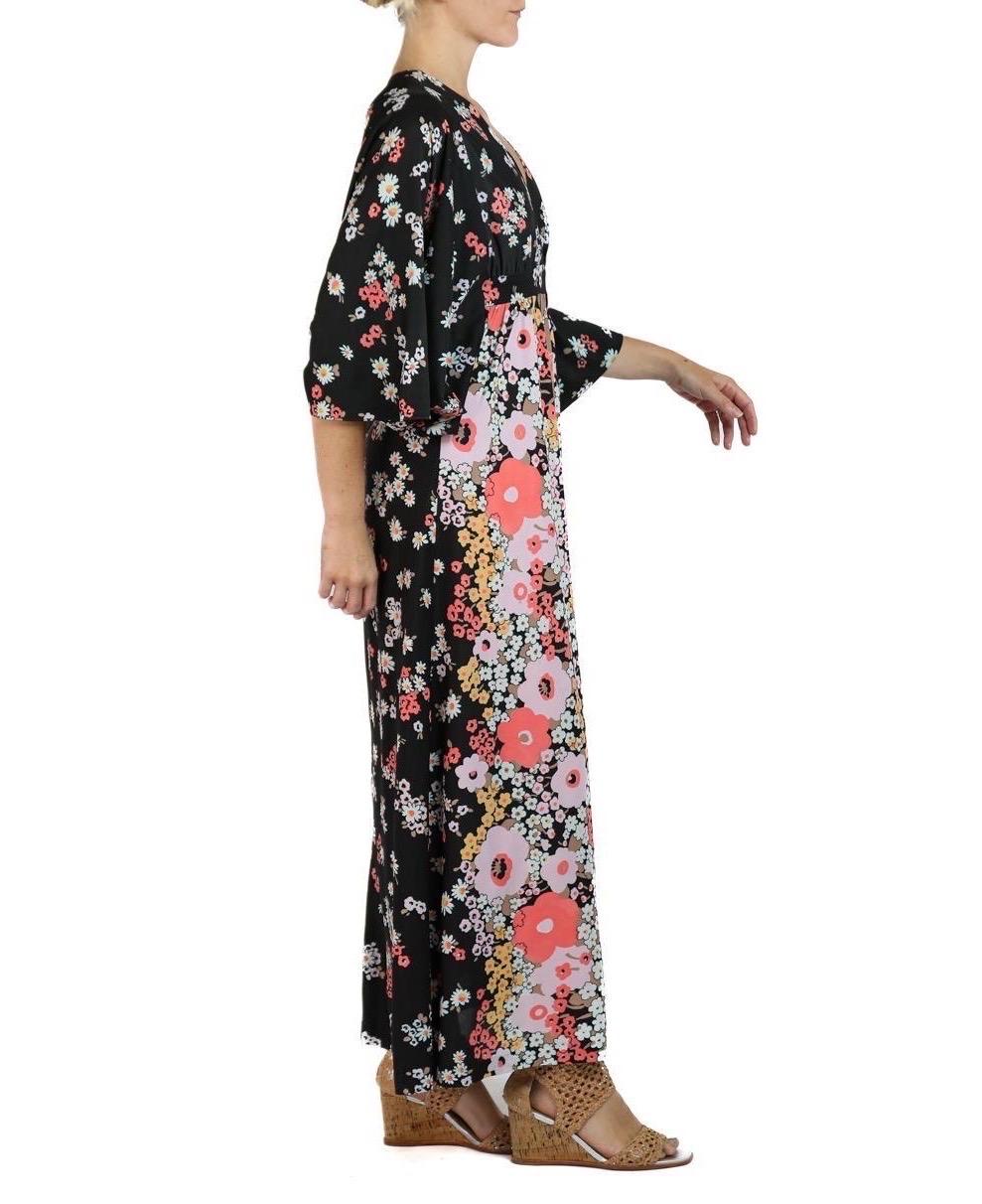 1970S Black, Peach & Pink Floral Pattern Nylon Tricot Jersey Kaftan In Excellent Condition In New York, NY